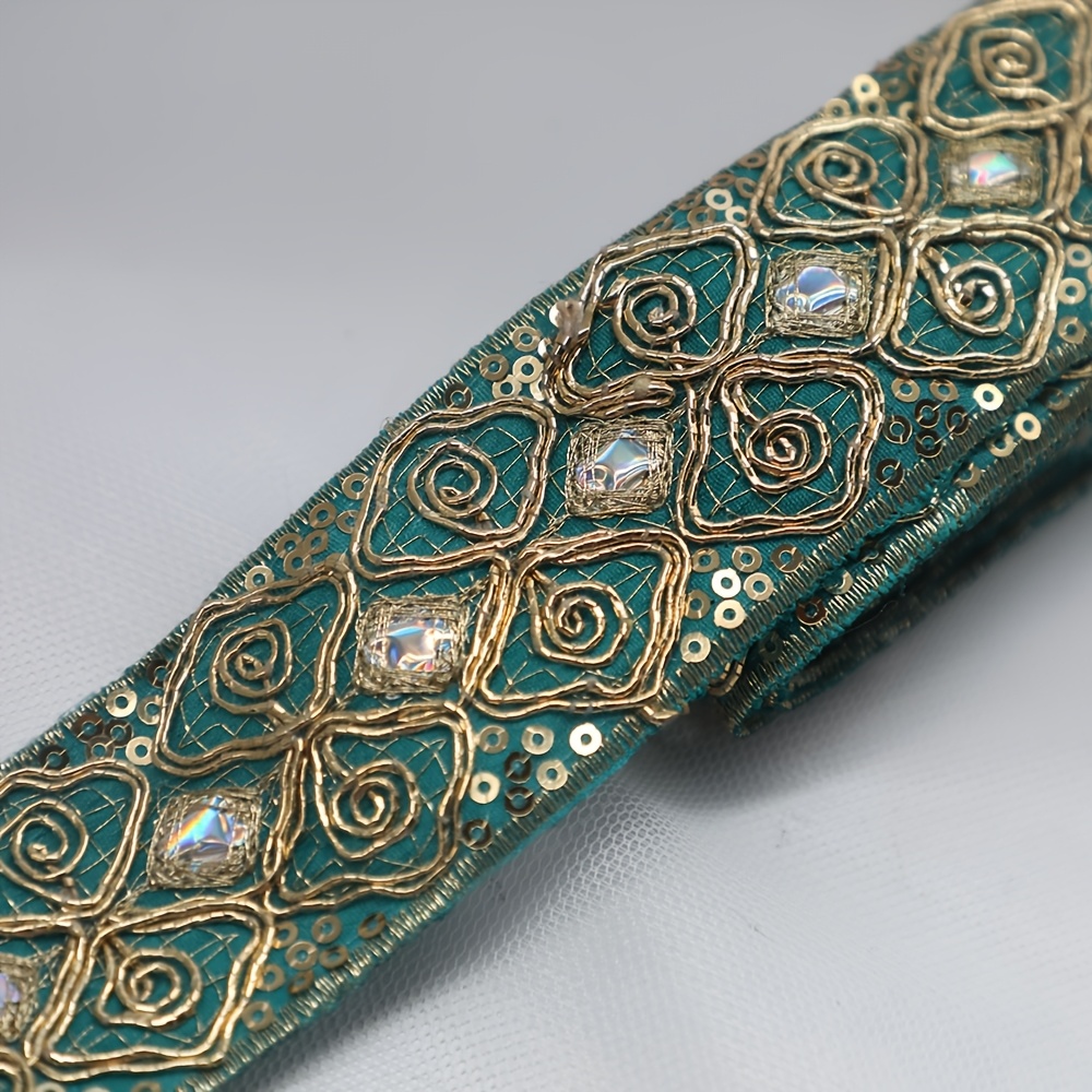 TEMU del diseño encaje bordado de en tallas 1 y 2, con una base de tela, piezas de de diamantes, bordado floral y adornos de lentejuelas doradas.
