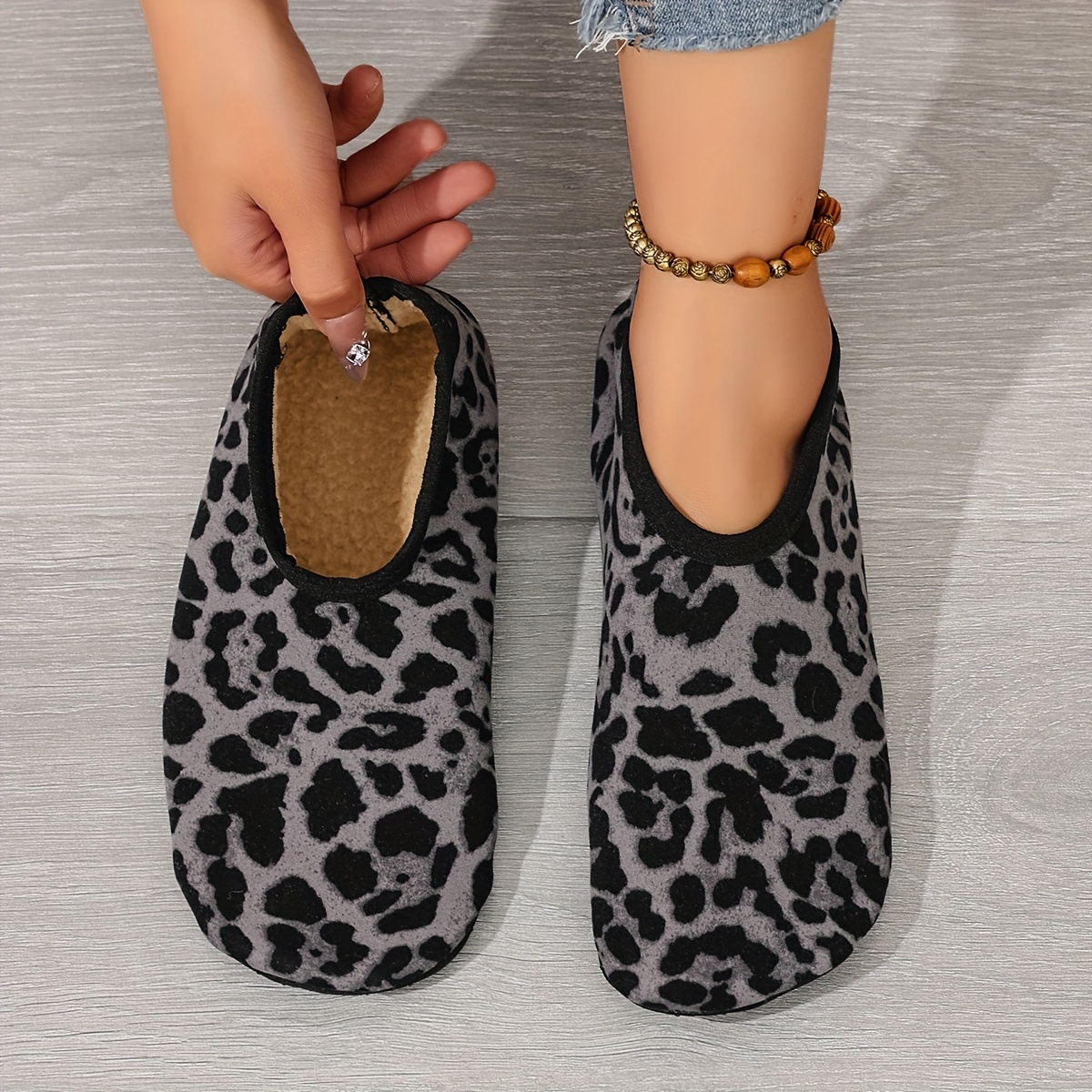 Image of Women's Home Slippers, Comfortable Indoor Slippers With A Soft Lining That Like Walking Barefoot, Featuring A Lightweight Sole, Suitable For Casual Wear At Home All Year Round, Women Shoes