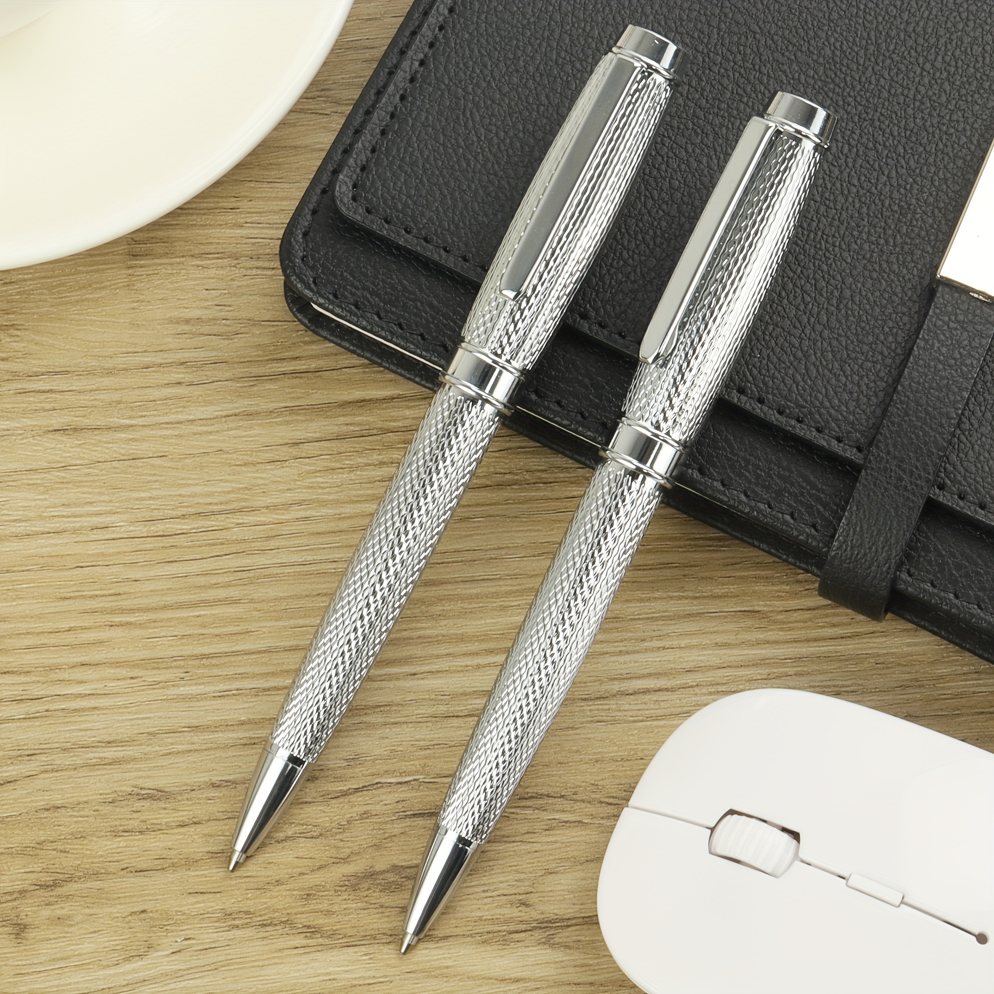 

1pc Boxed Ballpoint Pen, Noble Silver Argyle Pattern Road Pen Body, Bright In The Eyes, Suitable For Self Use, School Use, Office Signature, Gifts, Smooth Writing