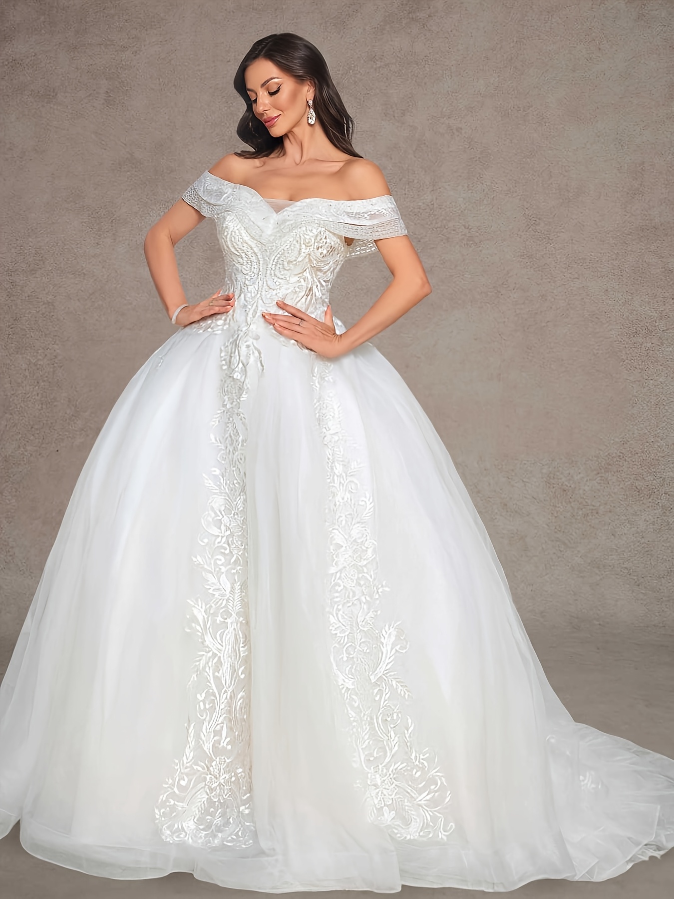 Robe de Mariée Luxueuse en Dentelle à Épaules Dénudées avec Traîne Volumineuse et Taille Perlée - Style Palais - Idéale pour Mariages, Bals, Galas - Robe de Soirée Formelle