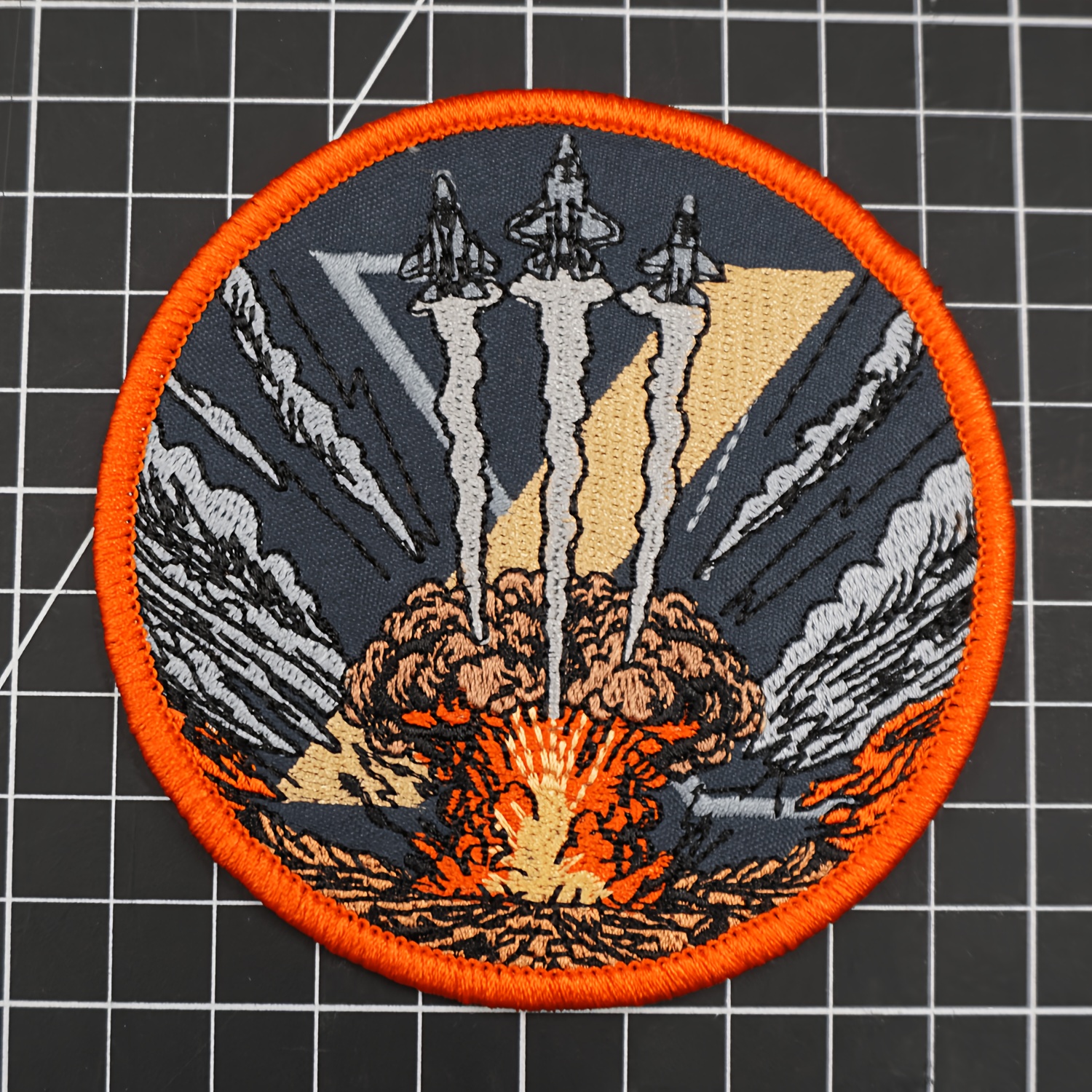 TEMU 1pc Round Aviation Jet Aircraft Pattern Embroidered Patch With Hook And Loop Backing, Retro Sky Scene Patch For Caps, Jackets, Backpacks