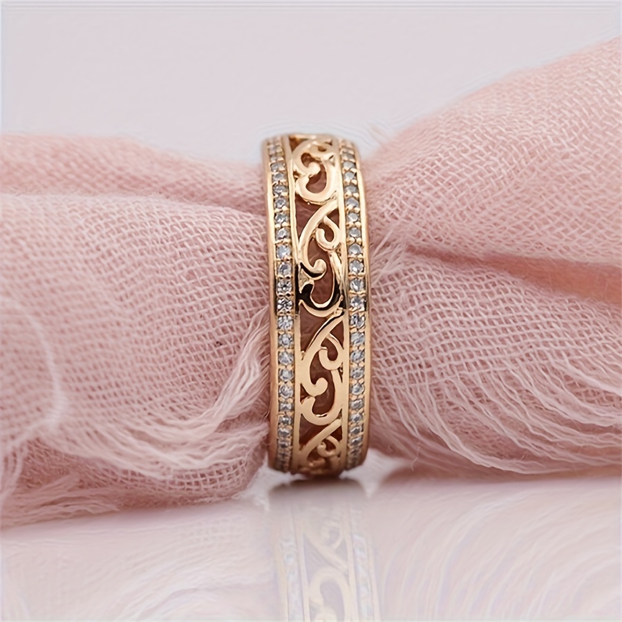 

Elegant Blingbling Hollow-out Pattern Ring For Women, Zinc Alloy With Rhinestone Inlay, Fashionable Personalized Jewelry, Suitable For Daily Wear And Parties, All-season Accessory