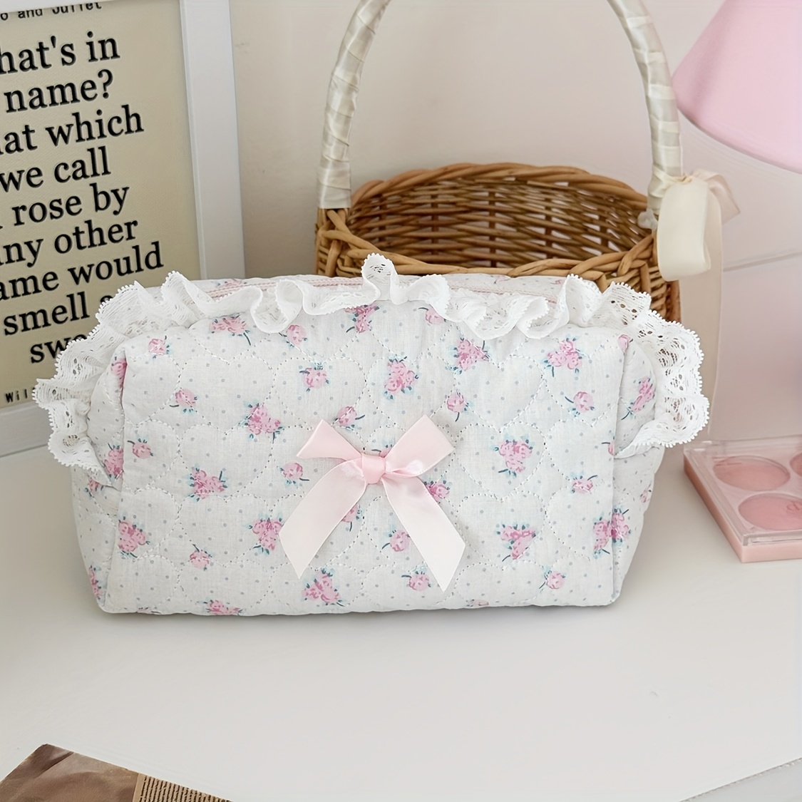 E-shop Damen Süße Blumen Kosmetiktasche – Rosa Rosen-Design mit Rüschen Schleifenband, Langlebige Polyesterfaser Kosmetiktasche, Tragbare Reise-