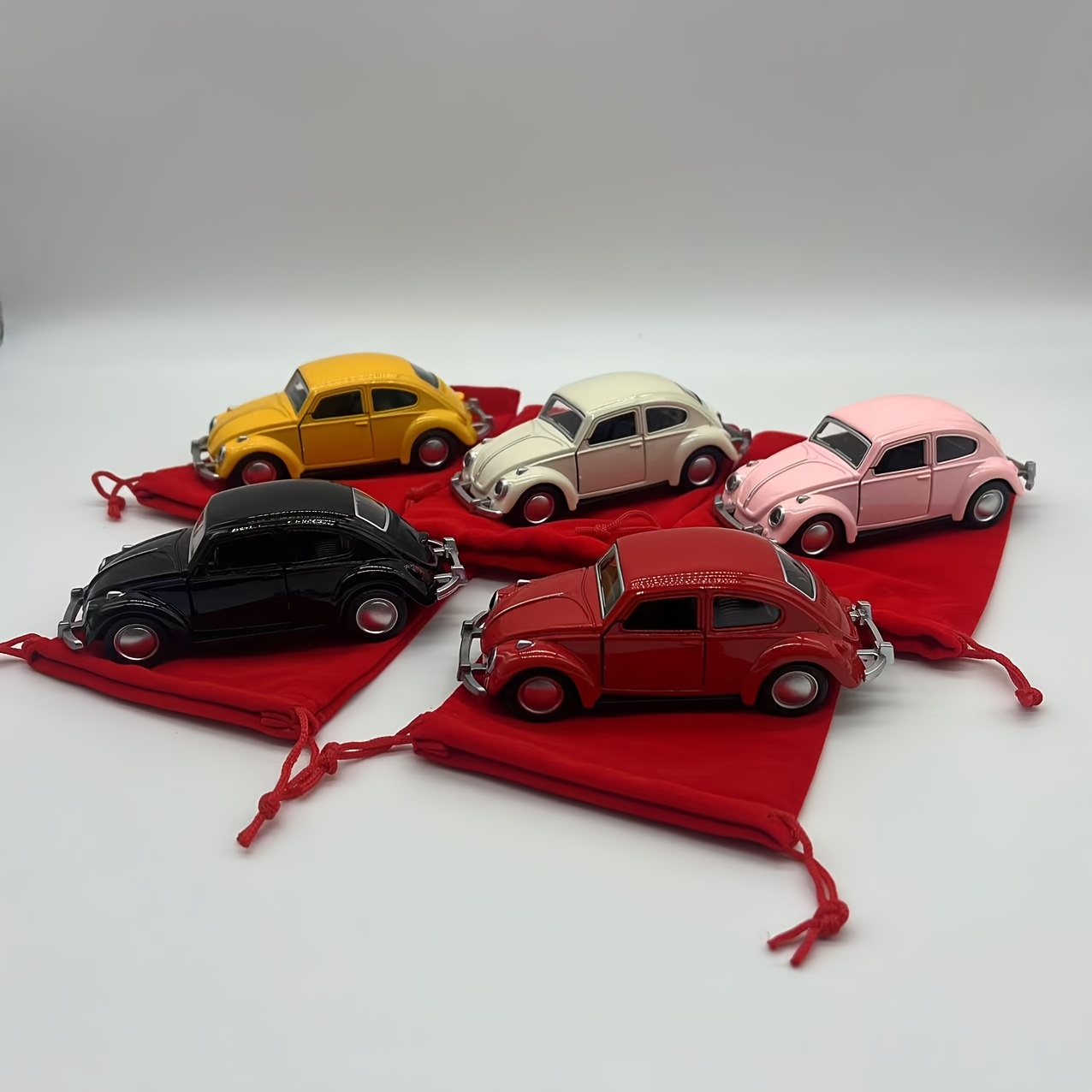 

2pcs Set Alloy Toy Cars, Pull-back Action Vintage Car Models, Decorative Collectible Figurines For Home And Gift Bag, Creative High-end Holiday Present