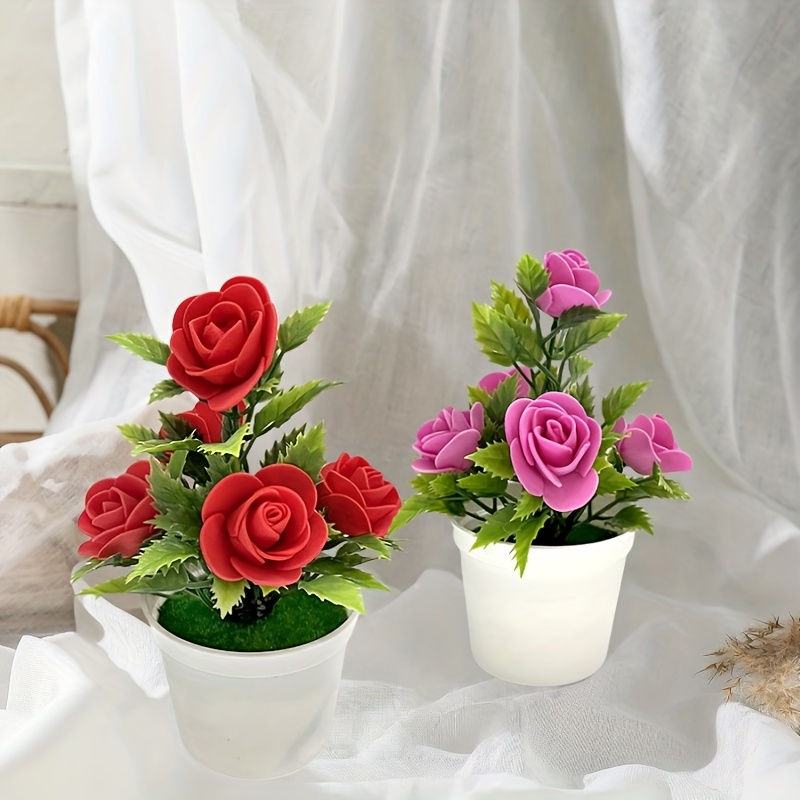 Twee levensechte kunstmatige rozen in pot