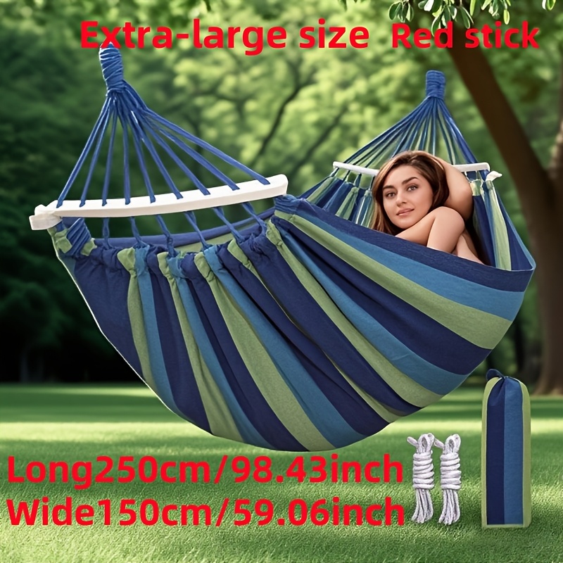 E-shop Eine übergroße Hängematte mit den Maßen 250 cm/98,43 Zoll x 150 cm/59,06 Zoll, entwickelt für den Außenbereich. Sie verfügt über Holzstäbe für