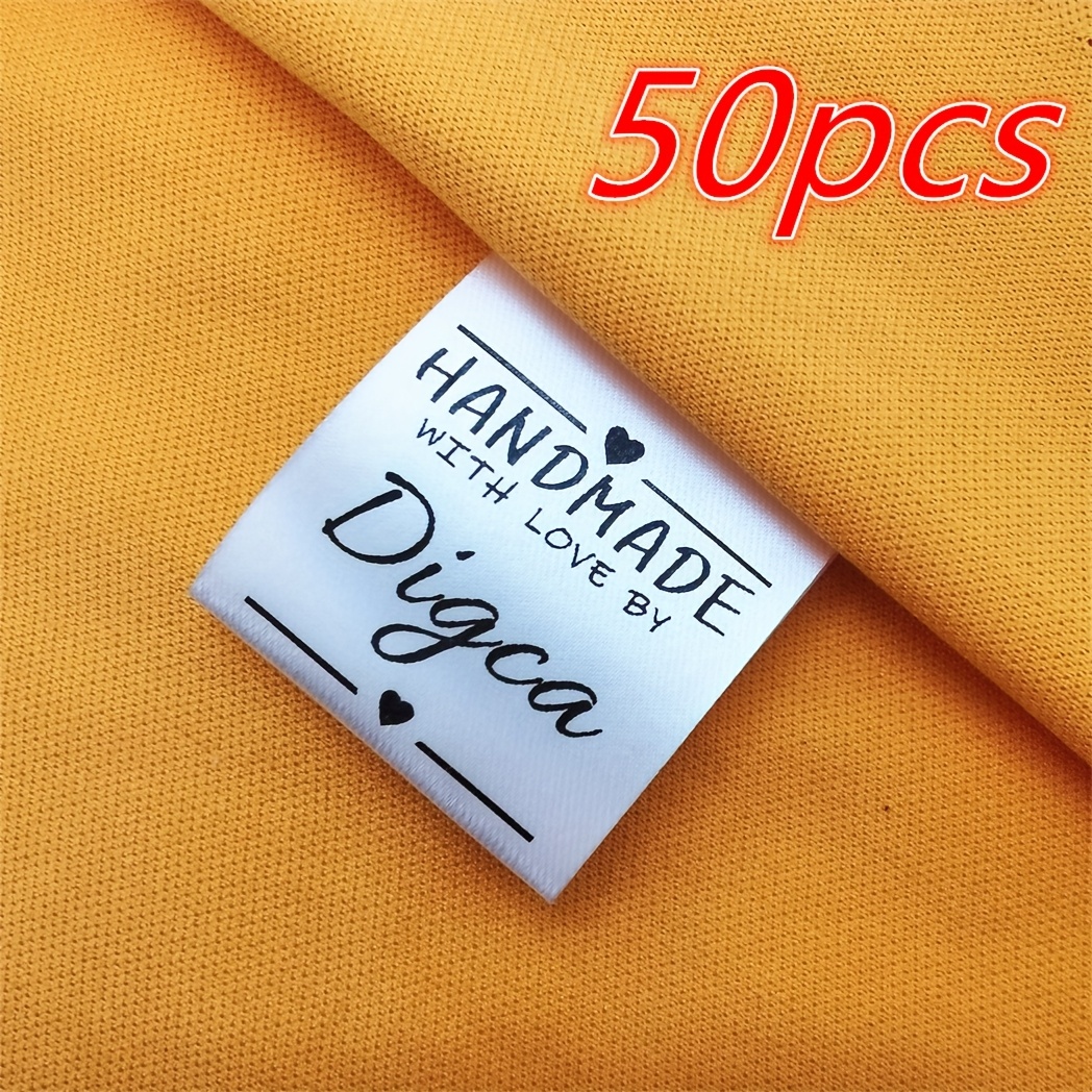 E-shop 50 Stück individuell gestaltbare Bänder - Personalisierte Handgemachte Etiketten mit , blauen und grünen Knöpfen, Scheren und Nähmaschine für