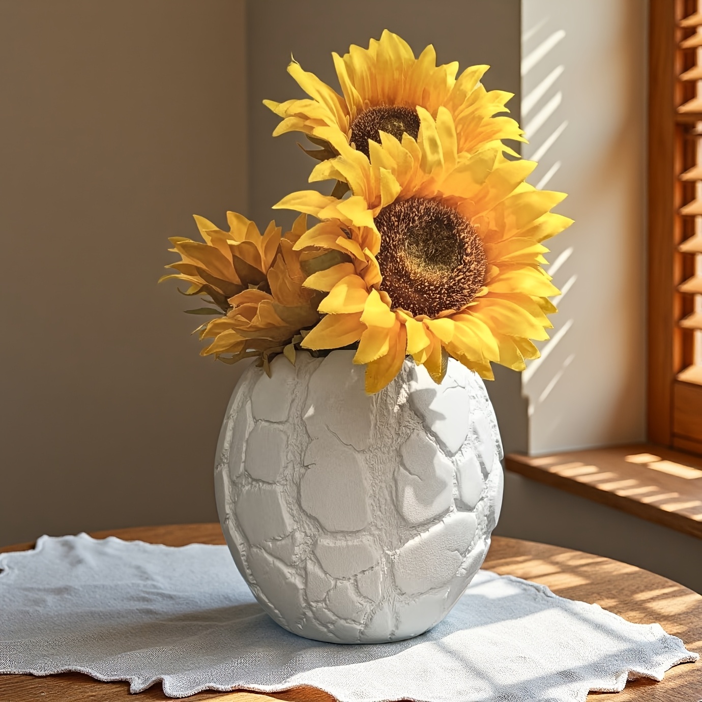 A Stylishly Designed Ceramic Planter, a Planter Without Drainage Holes, a Hydroponic Planter for Green Plants, Handcrafted, White Ceramic Planter, Suitable for Both Indoor and Outdoor Use, Can Also Be Used as a Home Decor Vase, a Sculptural Planter