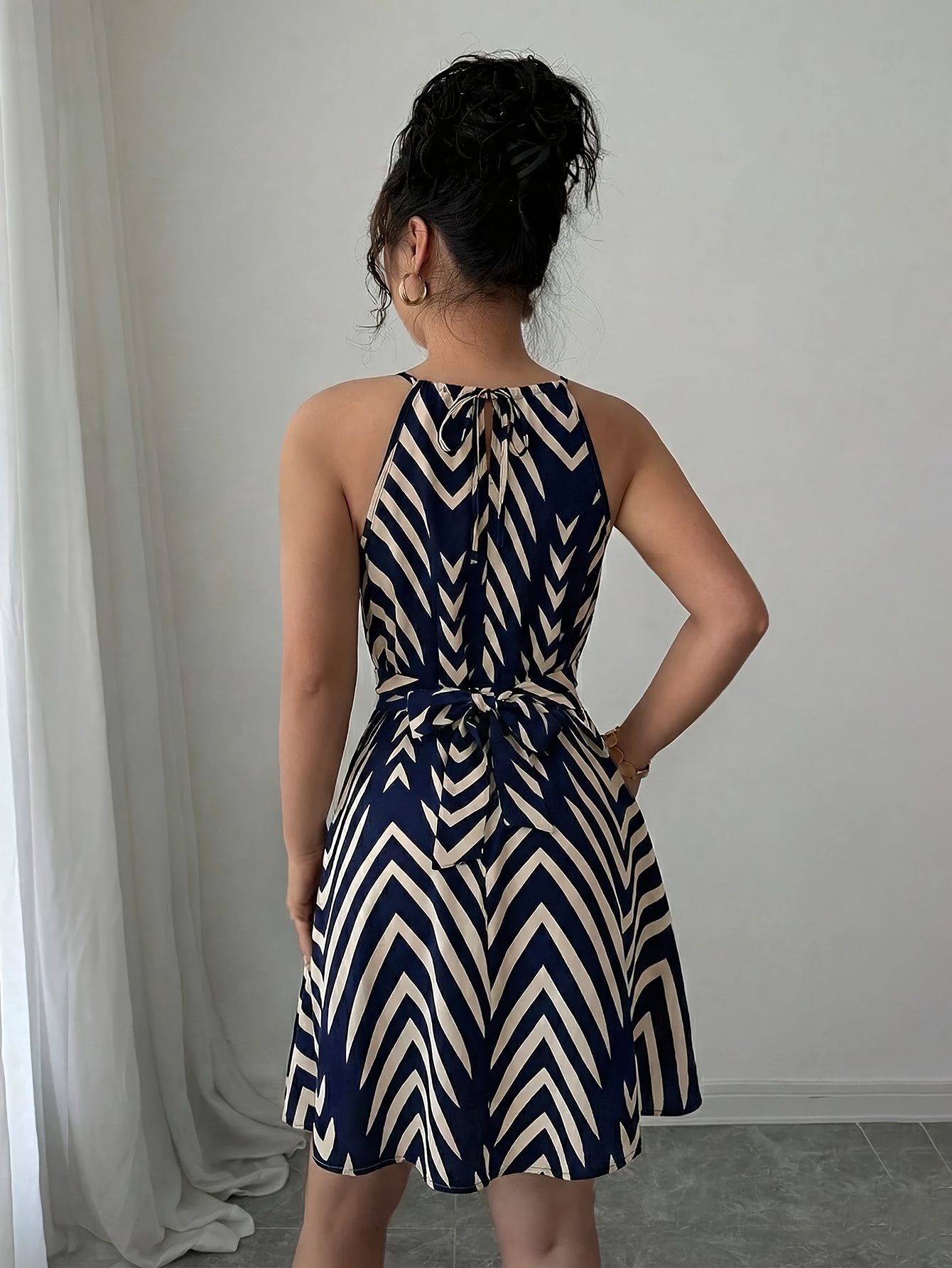 Vestido Curto Evasê com Laço e Estampado de Arco 5