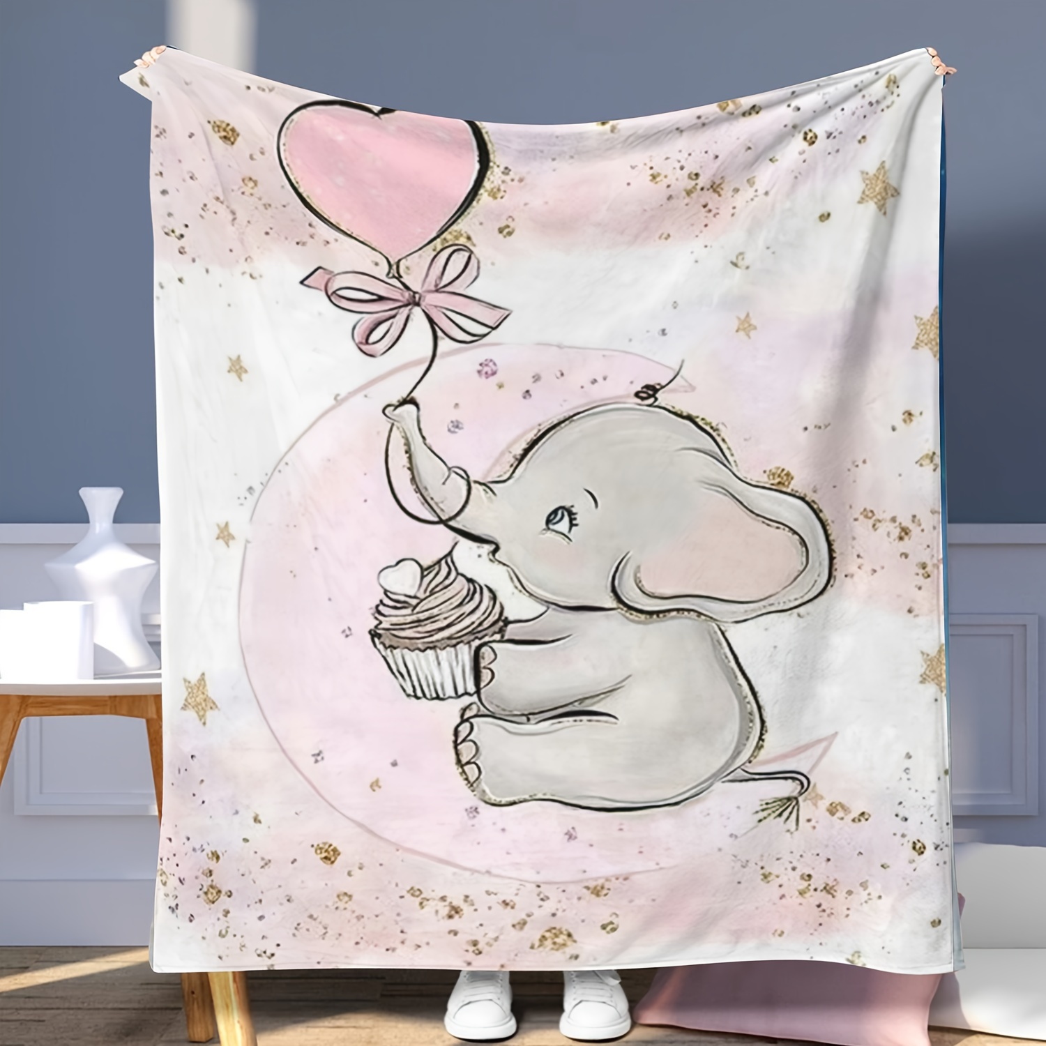 

Une couverture en flanelle avec une numérique d'un petit éléphant avec un ballon, un cadeau idéal pour , et confortable.