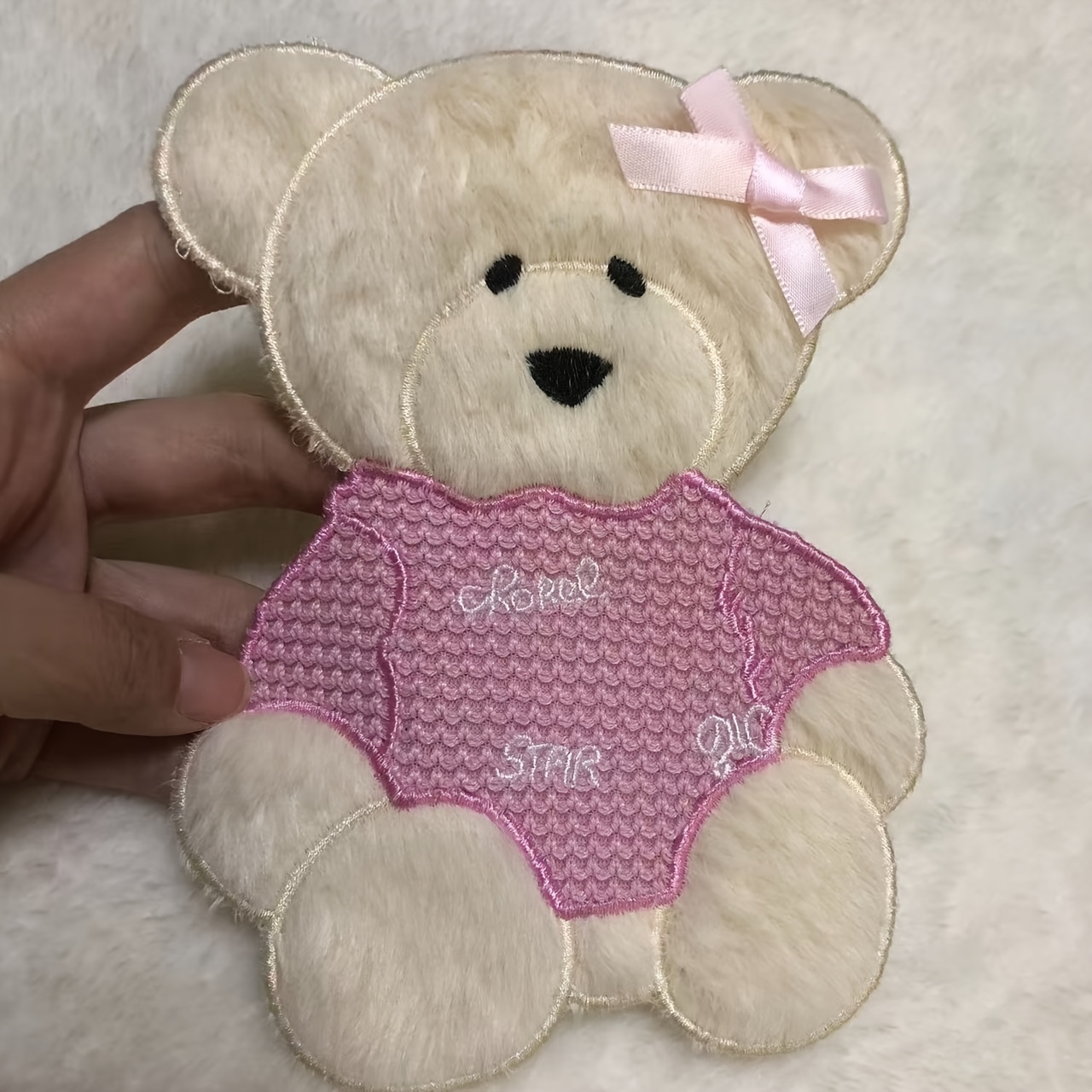 E-shop Applikations-Stickerei-Patch mit einem Plüsch-Bären in Rosa einer dreidimensionalen Schleife, computergestickt ohne Kleberückseite. Geeignet