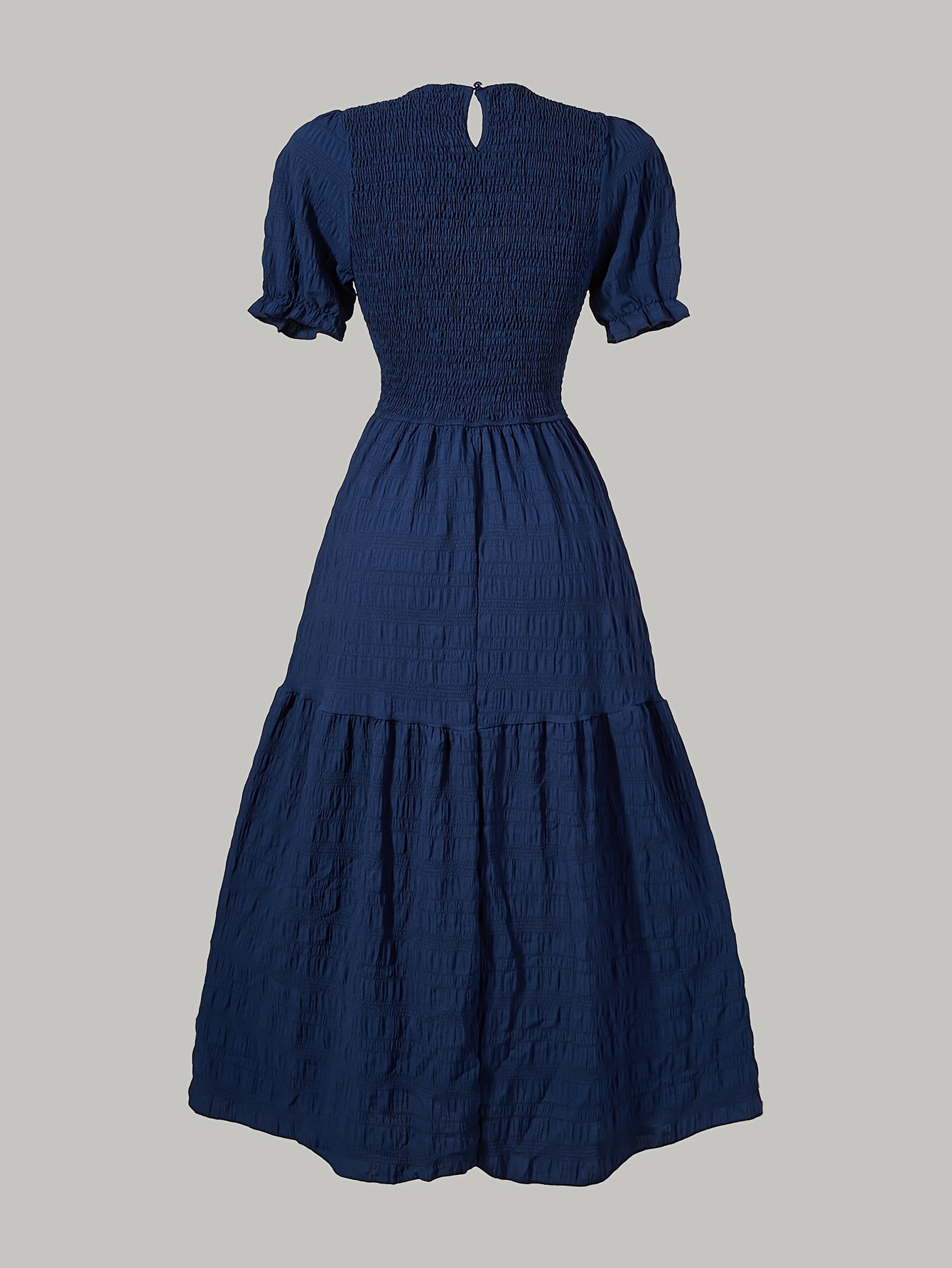 שמלה מעולה בצבע כחול כהה לנשים עם שרוולים קצרים, חלקים נפוחים, ציוד ומחכים על מתכות ומכפלת מתרחבת לאביב, קיץ, סתיו, ללבוש קז'ואל עד חצי רשמי, אופנה עונתית, גזרה משדרגת