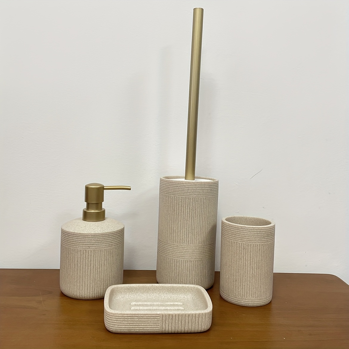 E-shop Modernes Badezimmer-Set mit beige & goldenen Akzenten - Inklusive Seifenspender, Toilettenbürstenhalter, Toilettenpapierhalter und Ablage -