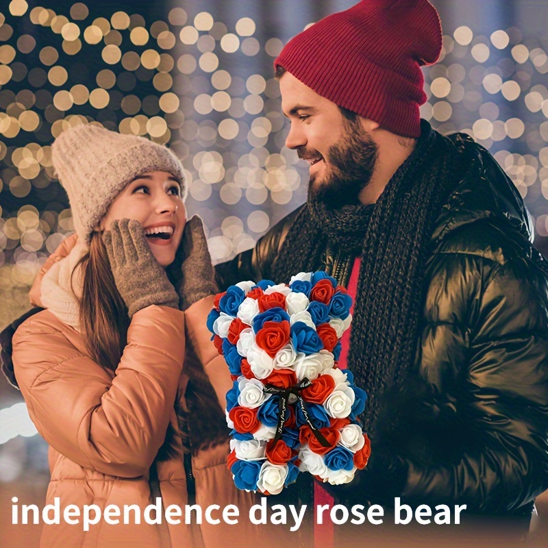 Knstlicher Rosenbr zum Valentinstag  25,4 cm groer handgefertigter  Teddybr mit * weien und blauen Plastikrosen  * Geschenk fr Damen, zum  Muttertag, zu Hochzeiten, Weihnachten, Geburtstagen  ...