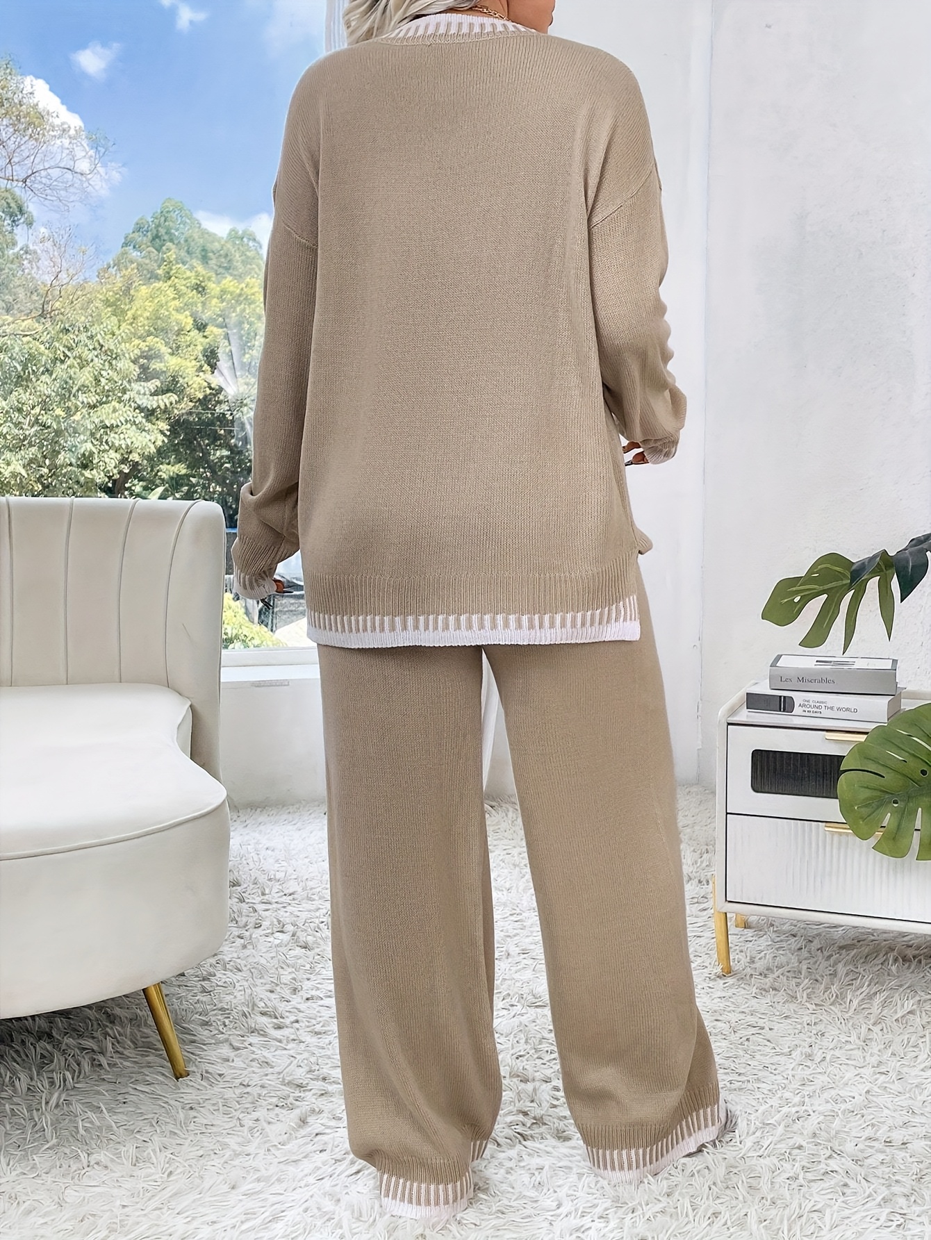 Plus Size Damen Outfit mit braunem Colorblock Sweater und Hose – Rundhals, Langarm, Stretch