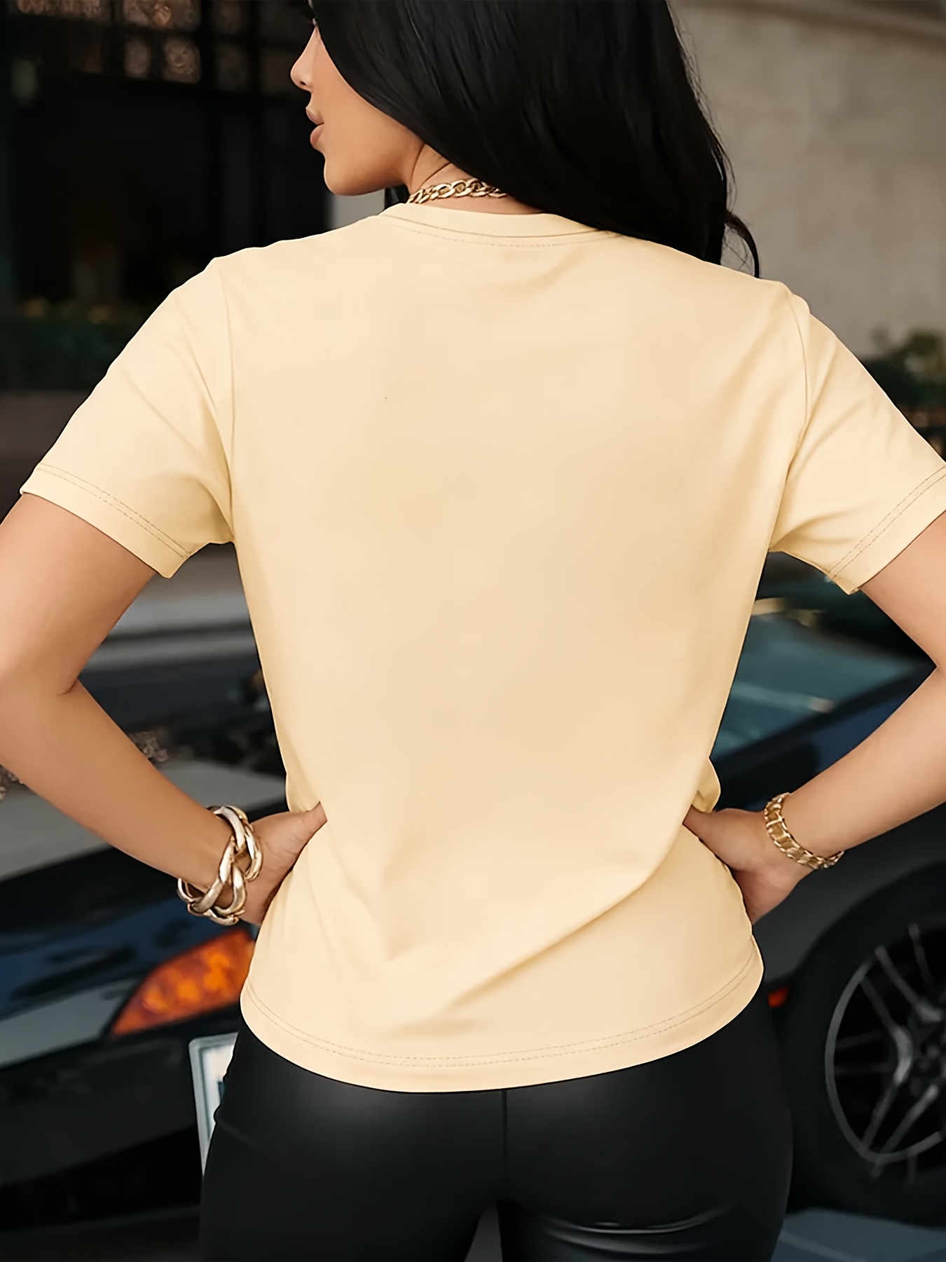 T-shirt Femme Y2K — Cerises Dorées & Diamants T-shirt Y2K pour femme à imprimé cerises dorées avec embellissements en diamant - Haut respirant à col ras du cou compatible avec une blouse | Essentiel de la garde-robe printemps-été | T-shirt décontracté léger adapté aux fêtes, cadeaux et tenues décontractées