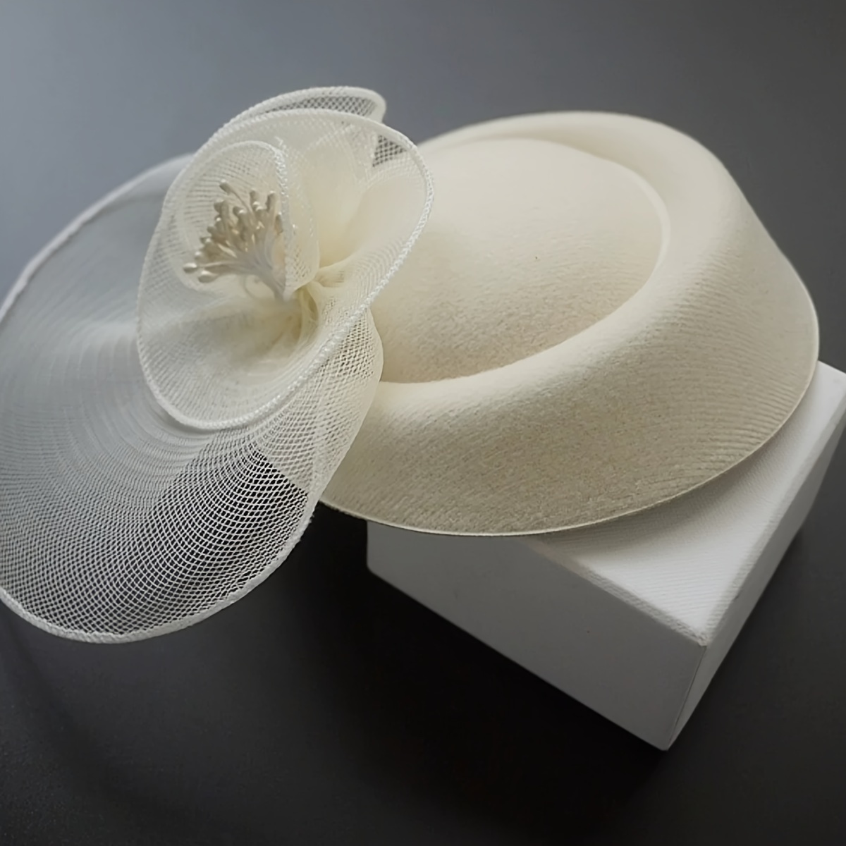 Image of 1pc Women Flower Veil Mesh Feather Fascinator Headdress For Halloween Cosplay Bridal Wedding Tea Party Additions Birthday Gift Horse-racing Derby Hat Church Hat With Clip