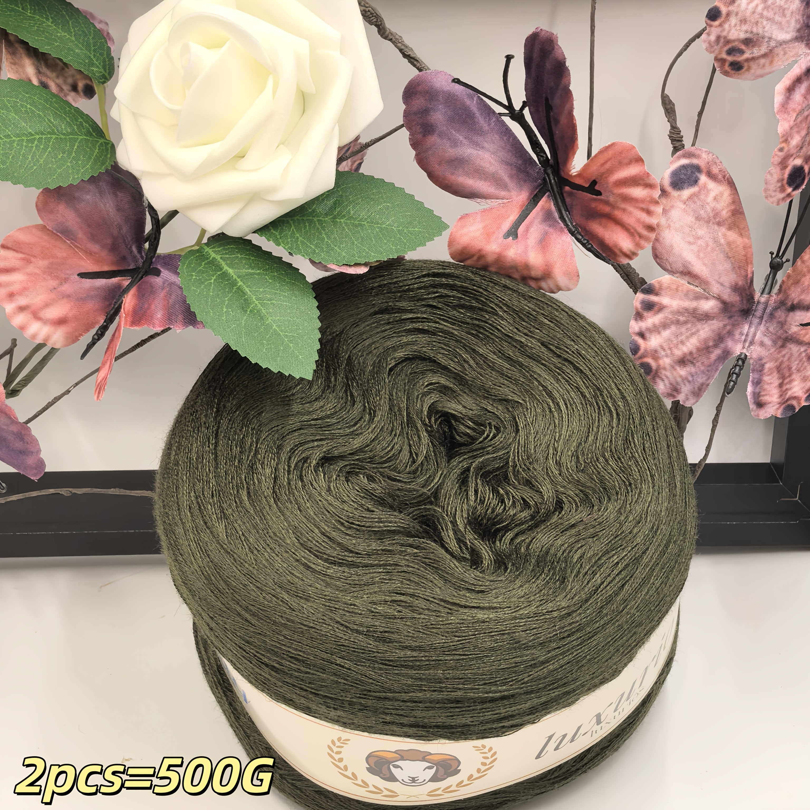 2 vnt. 500G daugiasluoksnės pinta siūlų rinkinys, minkštas ir švelnus, ryškiaspalvis, vienoda storis, gerai išlaiko šilumą, tinka smėlio spalvos darbams, idealus pasirinkimas megzti/vinoti megztinius, šalikus, padėkliukus, kilimus, šalikus, kepurės, batus