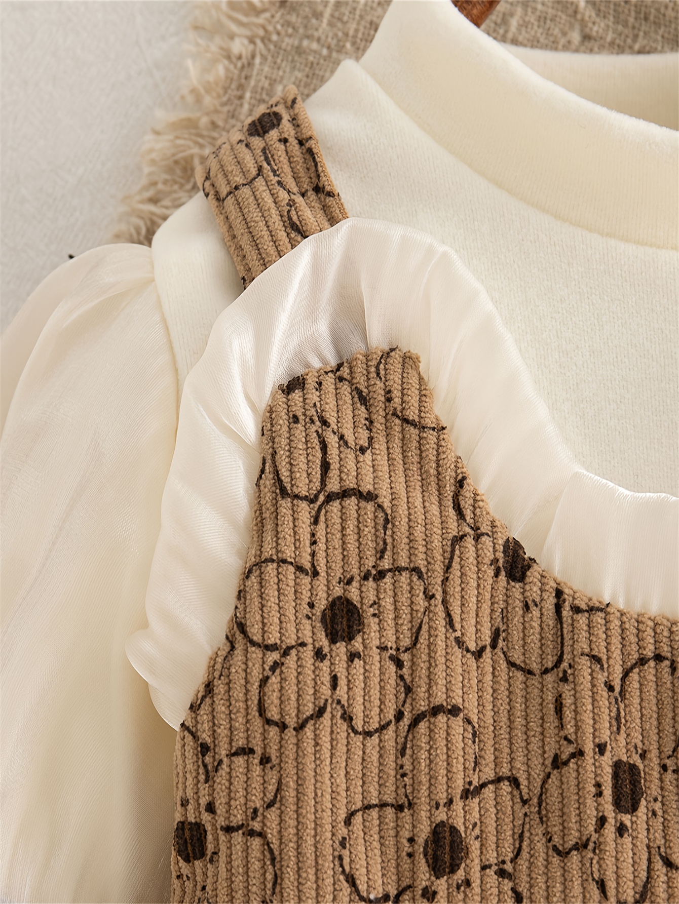 Robe longue à manches longues pour filles avec imprimé floral, ourlet à volants et détail nœud - Design bicolore marron et blanc, tissu doux non extensible, idéale pour les fêtes d'anniversaire d'automne et les sorties décontractées, robes pour filles, vêtements d'automne pour bébés, style de bébé joueur, vêtements confortables pour bébés, pour l'extérieur