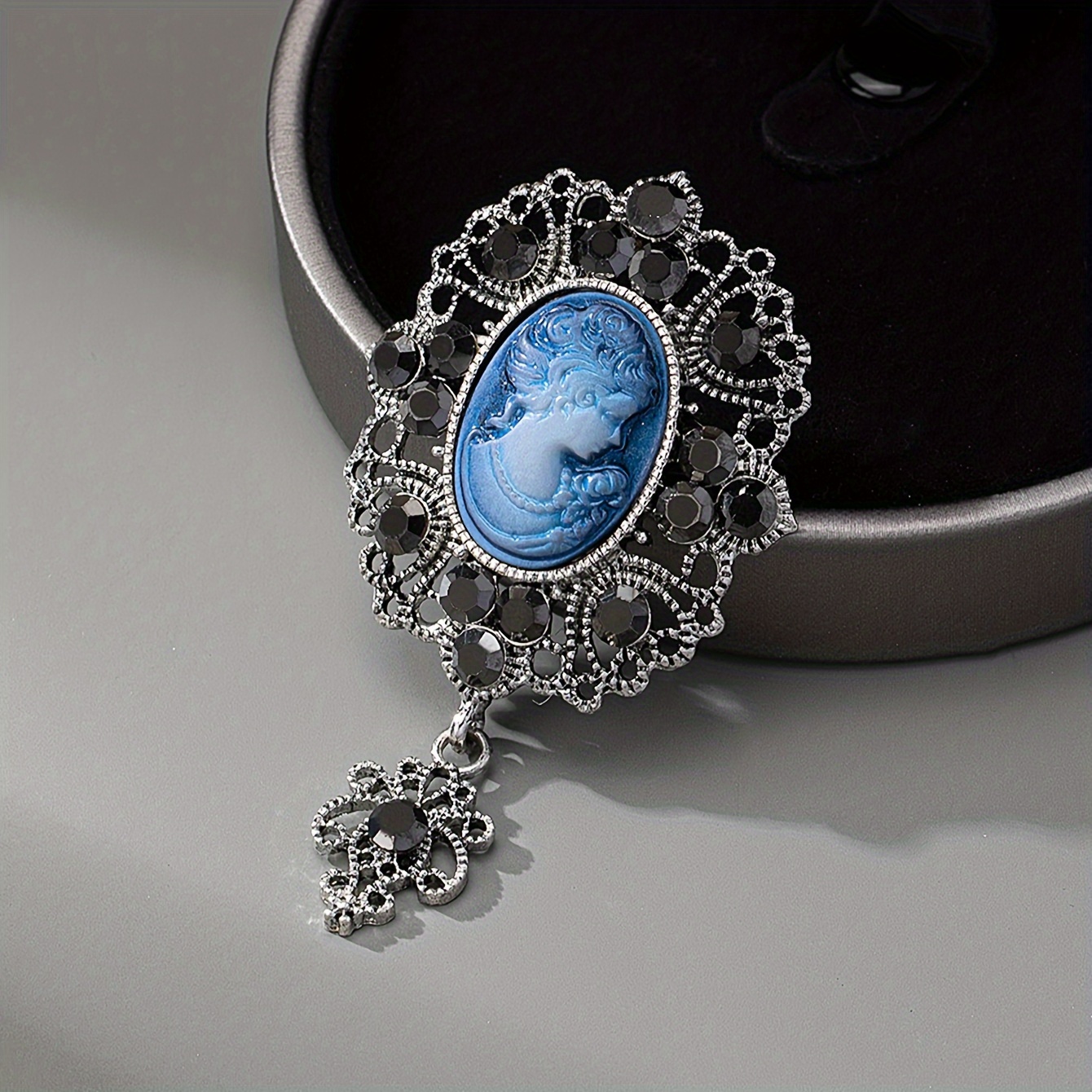 Image of A Vintage Elegant Beauty Face Brooch For Women, Suitable For Holidays, Birthdays, Dates, Balls, Banquets, Weddings, Parties, Vacations, Shopping, Business, Daily Wear, And Commuting Accessories