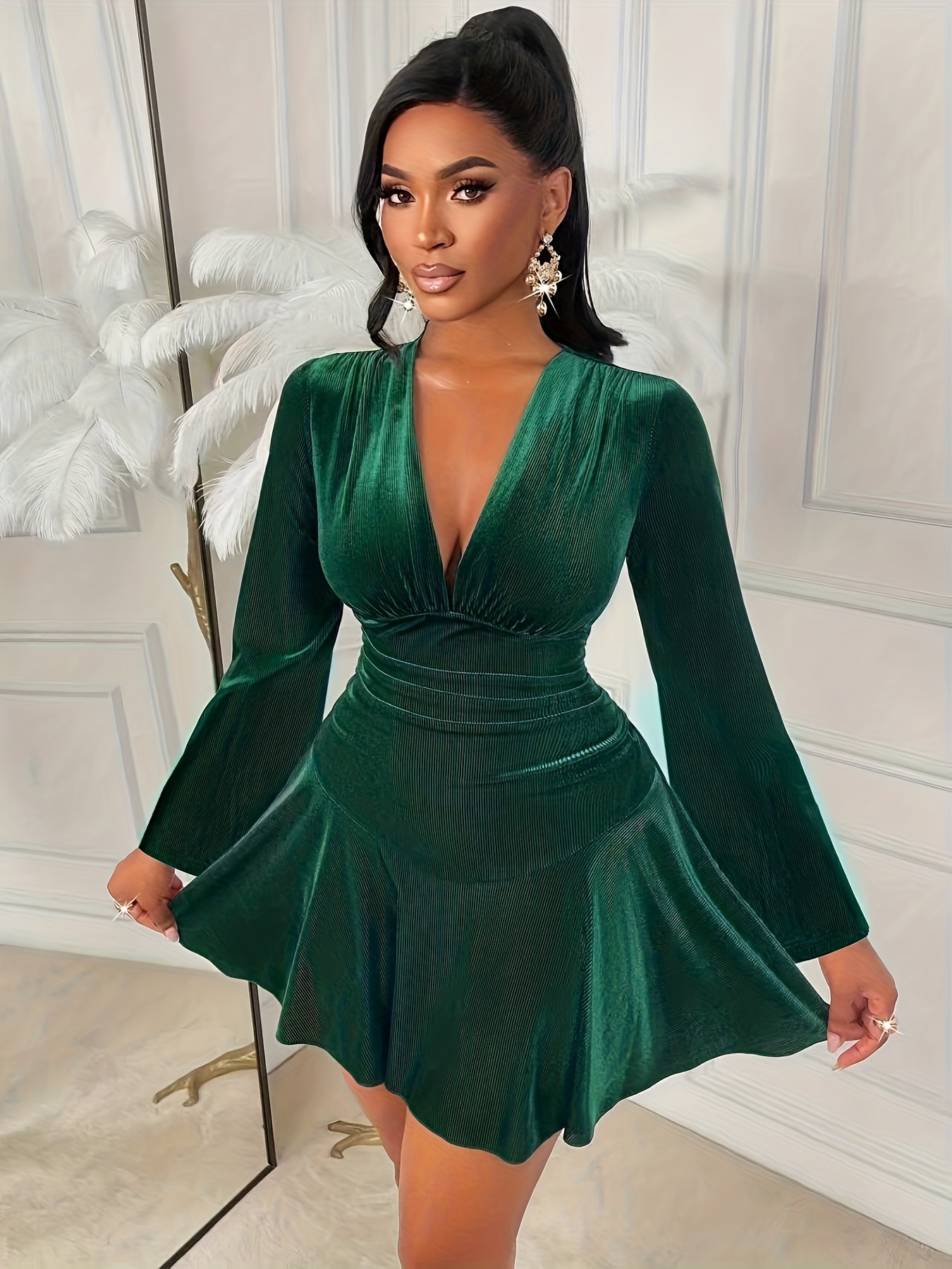 Autumn and Winter Women's Dress - Green Velvet Fitted A-line Hem, Elegant,  Casual, Suitable for Commuting, Dating, Parties, and Multiple Occasion Wear