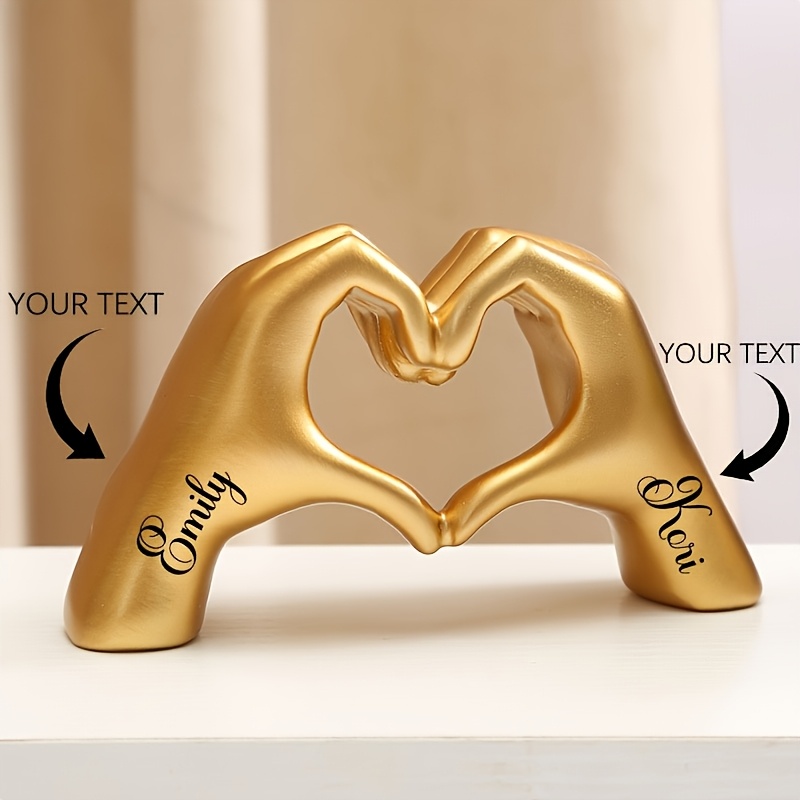 E-shop Harz-Skulptur-Ornament „Hand-in-Herz“ für den Schreibtisch zu Hause, personalisierbar mit individuellem Text, geeignet als Geschenk für
