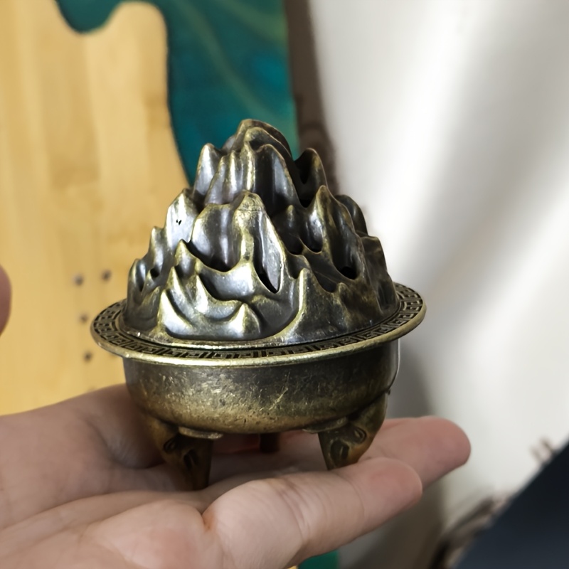 一款带火象三足香炉盖子和三条腿设计的传统金属香炉装饰性桌面