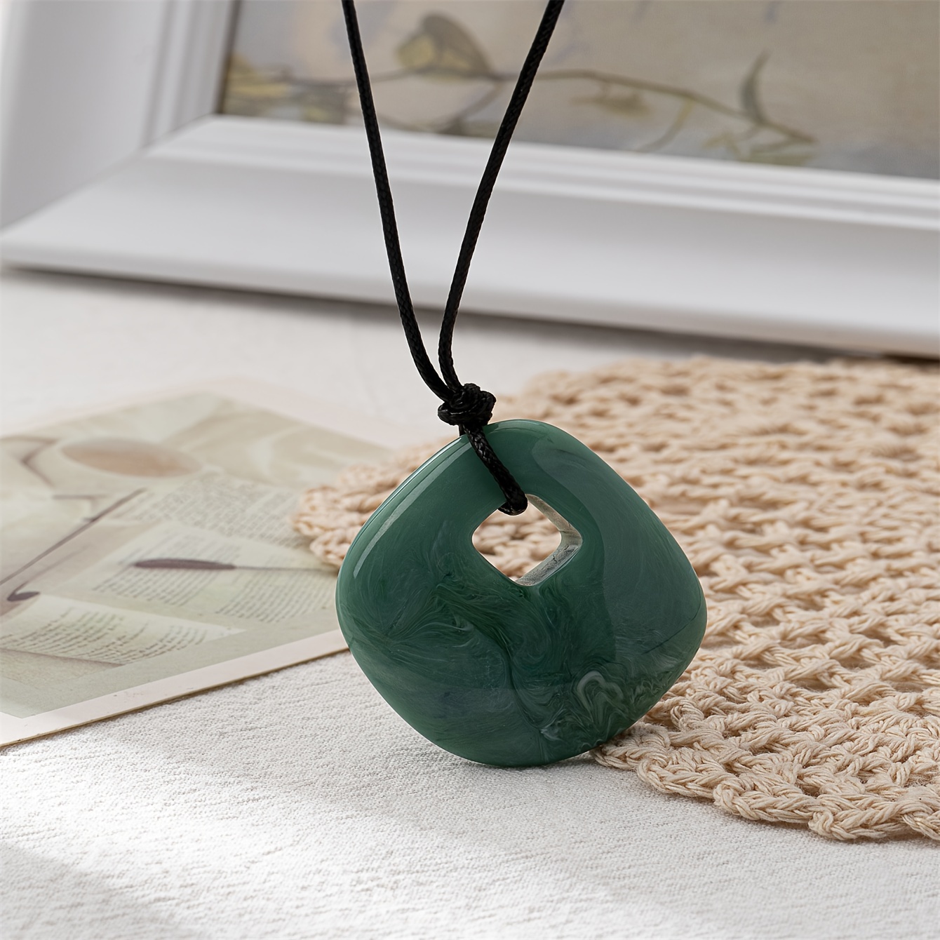 TEMU Un colgante acrílico elegante con un cordón ajustable. collar minimalista y versátil es para usar .