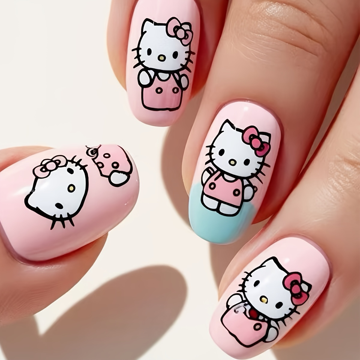 E-shop 24-teiliges Hello Kitty Nageldesign, hauptsächlich in Rosa gehalten mit verschiedenen Posen von Hello Kitty – niedlicher verspielter Stil