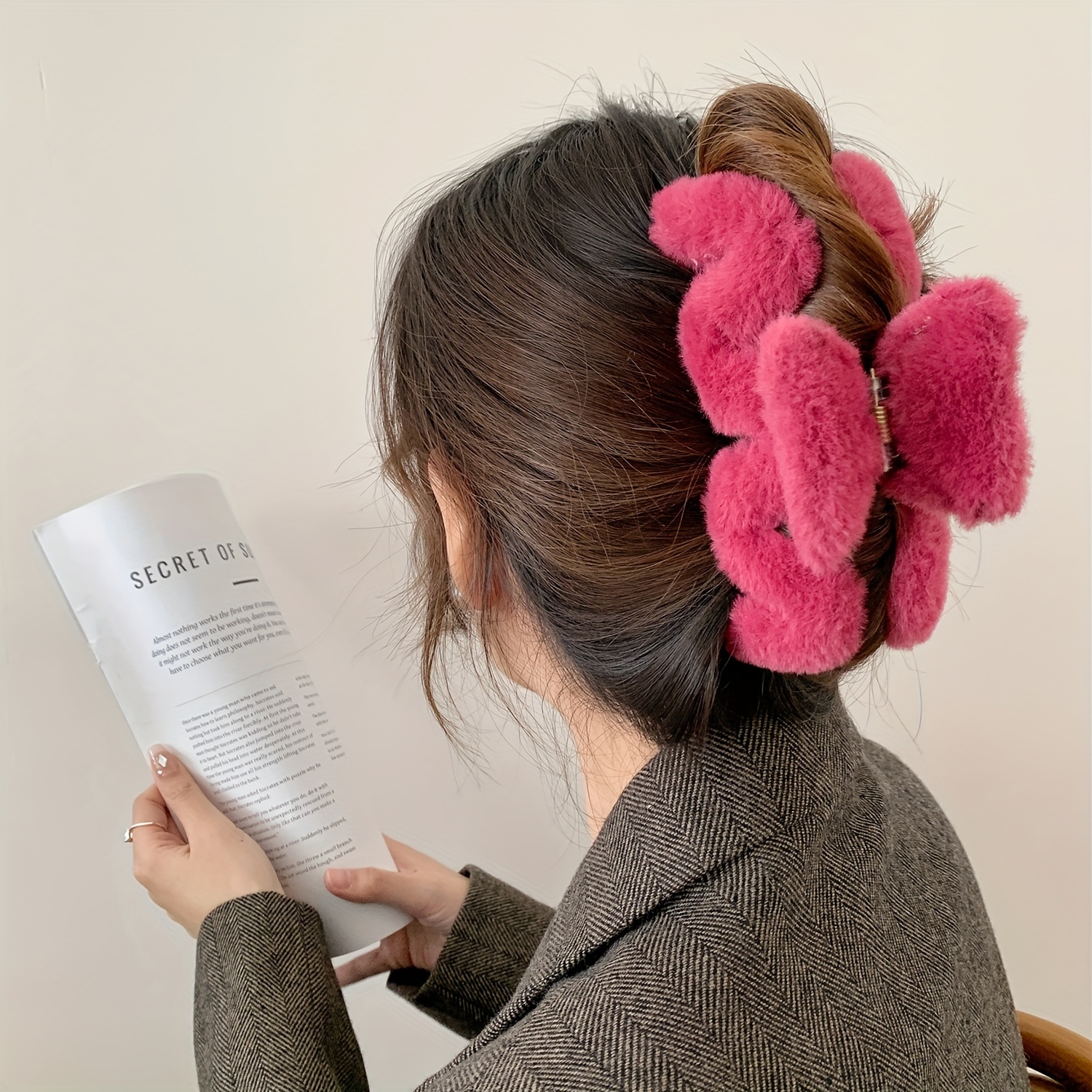 

Elegant Large Plush Hair Claw - Soft, Non-slip Grip For | Chic Solid | Perfect Winter Accessory