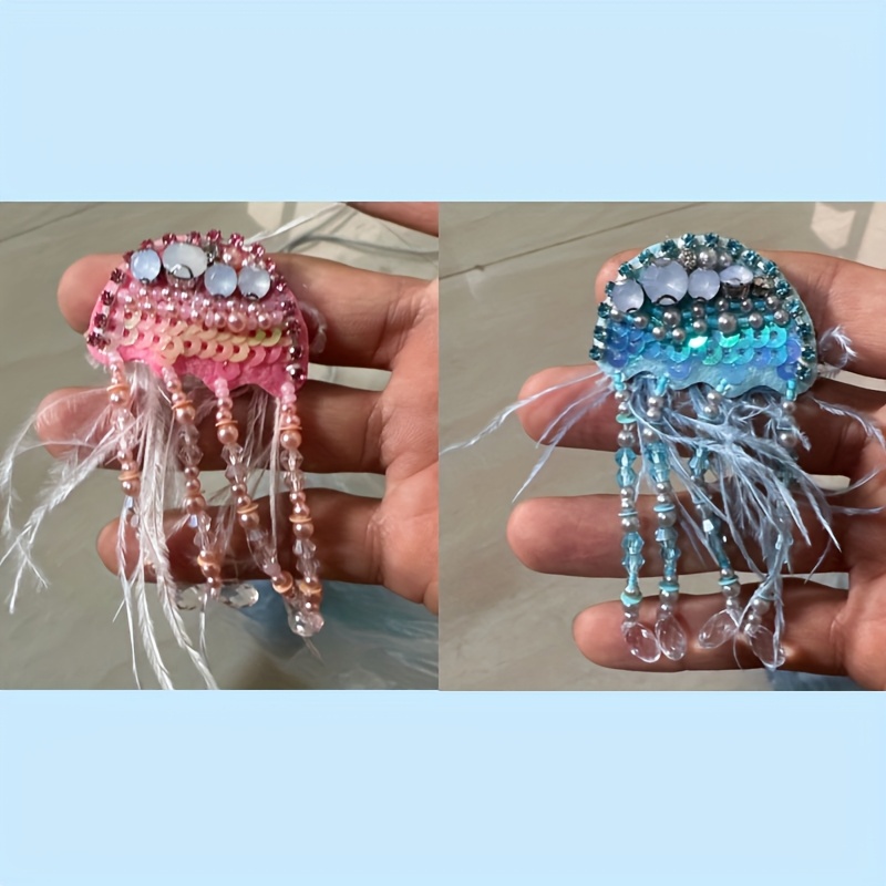 E-shop 2 Stk. Stoffaufnäher mit Federn & Quallen-Quasten in Rosa/Blau, glänzende bestickte Aufnäher. Runde florale bestickte Aufkleber im Biker-Stil,