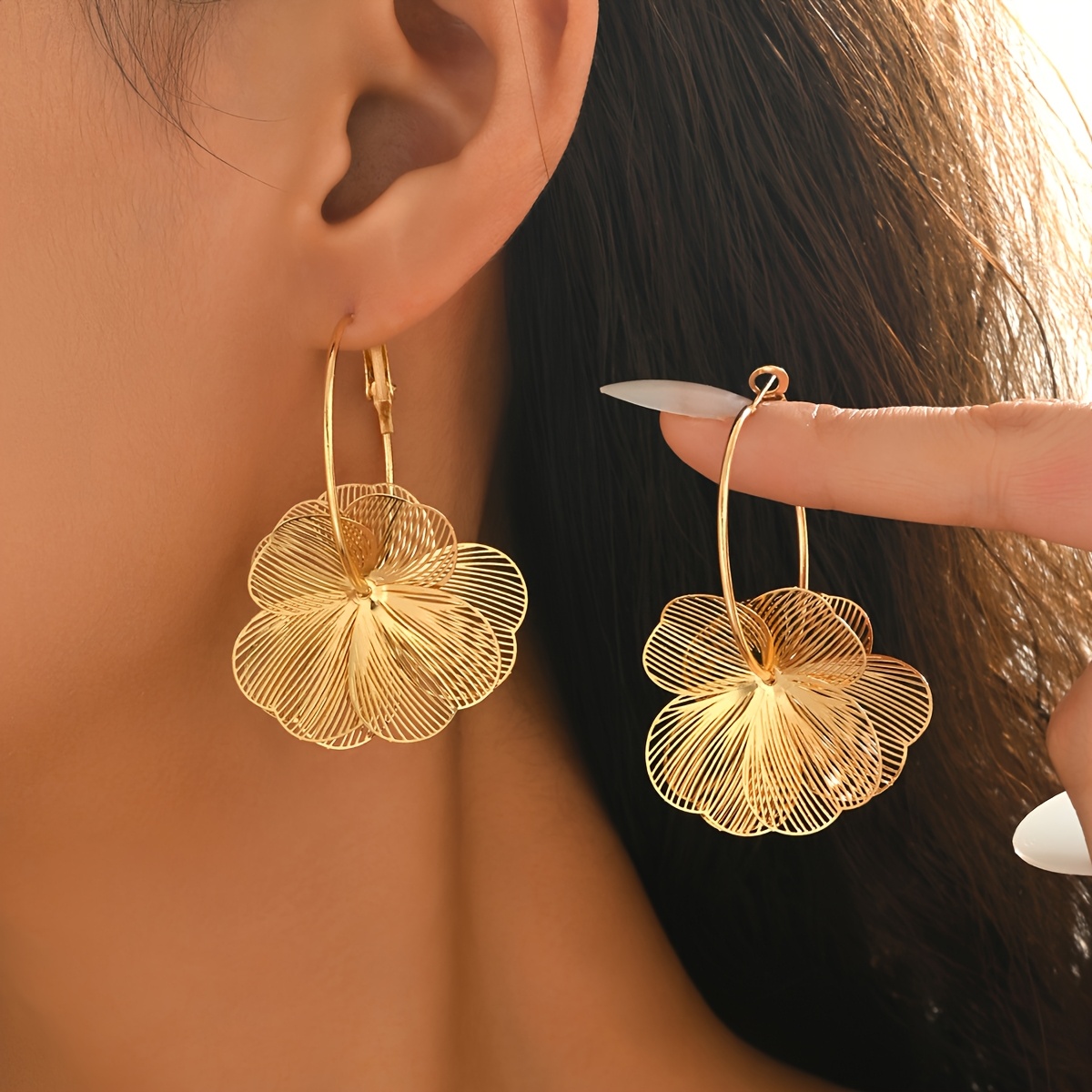 TEMU A Pair Of New European And American-style Women's Earrings With Geometric Flower , Versatile And High-end Ear Cuffs