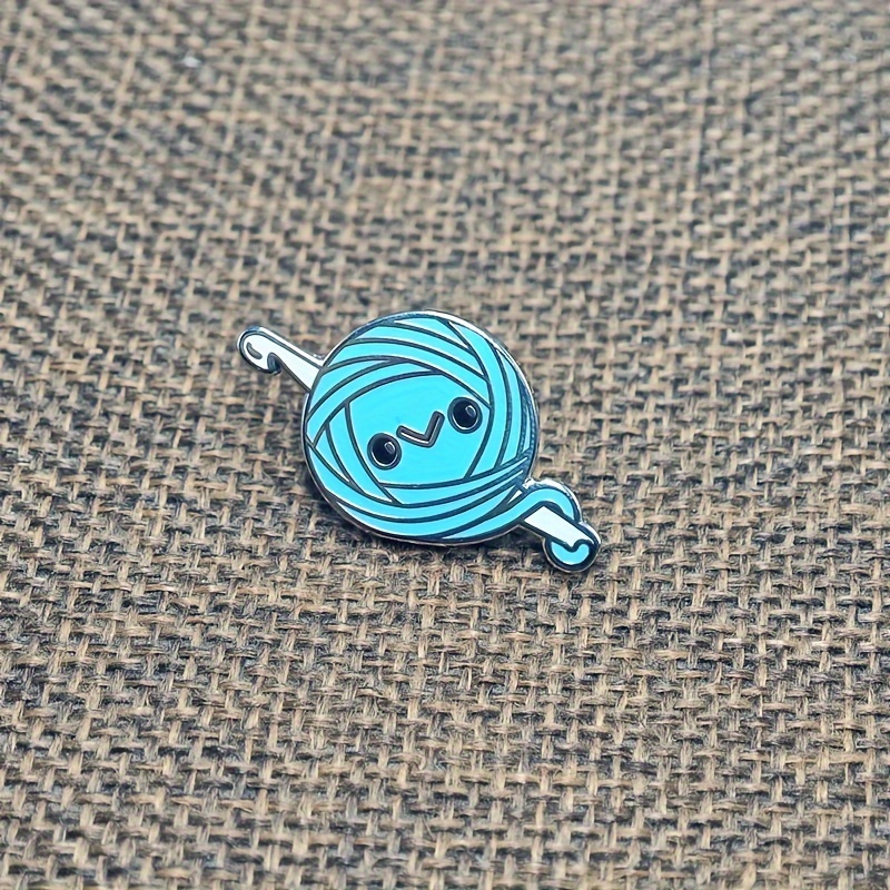 TEMU Broche de punto kawaii, alfiler de esmalte con cara alegre de hilo, accesorio para suéteres, camisas y abrigos, regalo para amantes de tejer con