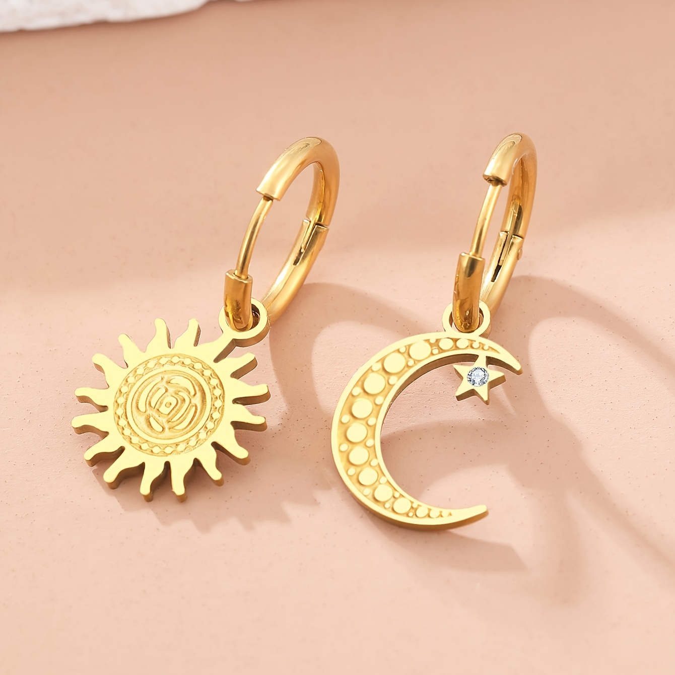 E-shop Ein Paar stilvolle elegante Anhänger-Ohrringe mit Vintage-Mond-, Sonnen- Stern-Design für Frühling Sommer. Aus Edelstahl, wählen Sie Ihre
