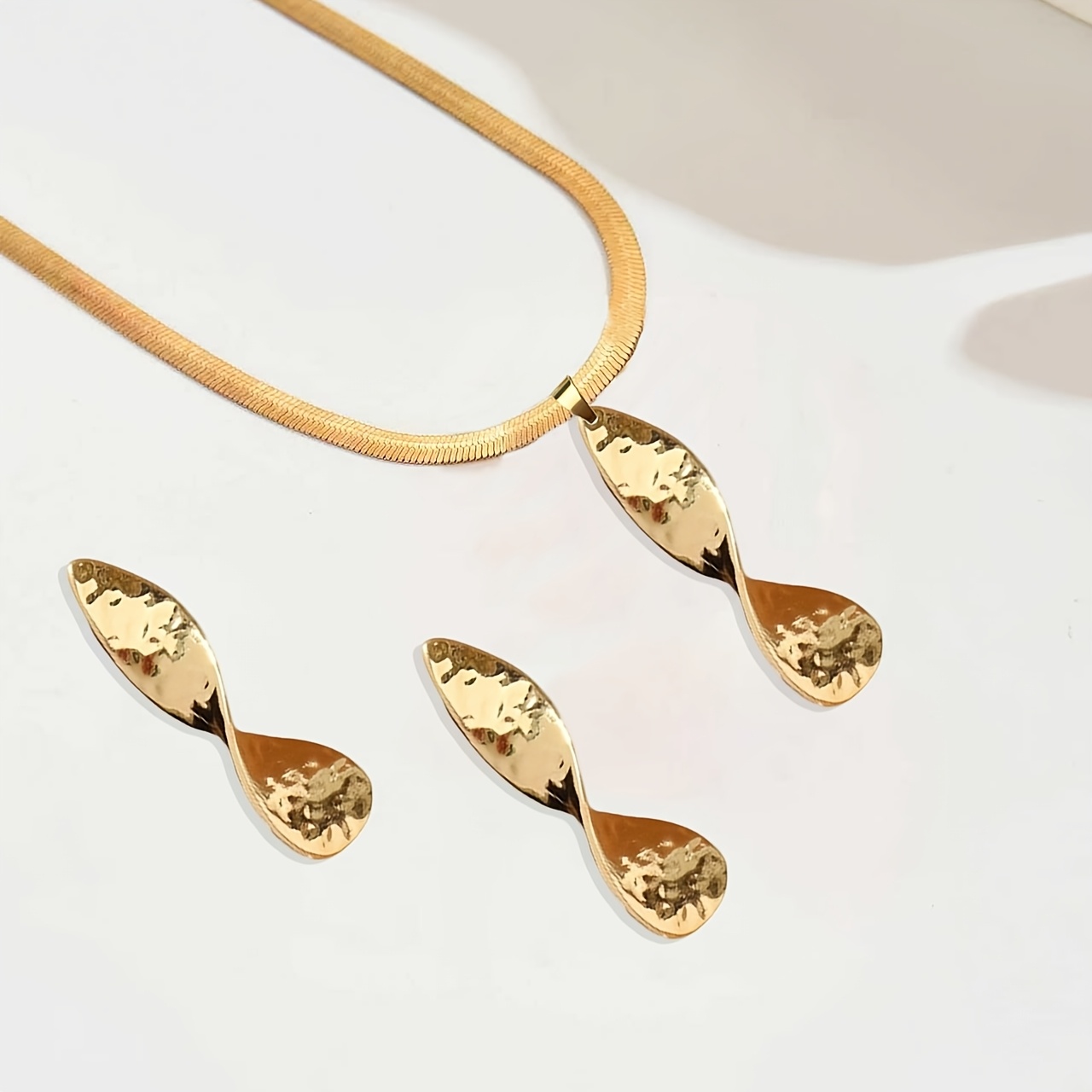 2pcs Teardrop-Shaped Necklace & Stud Earrings Set in Metallic Gold