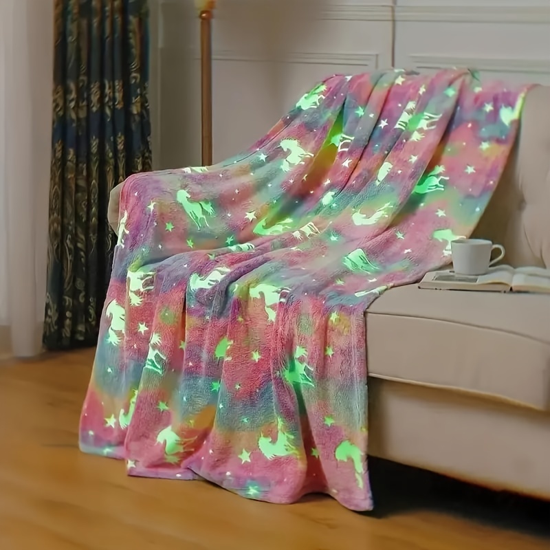 

1pc Couverture en flanelle phosphorescente, douce et confortable, meilleur cadeau pour les garçons et les filles, motif étoiles et licornes lumineuses, décoration de chambre à coucher