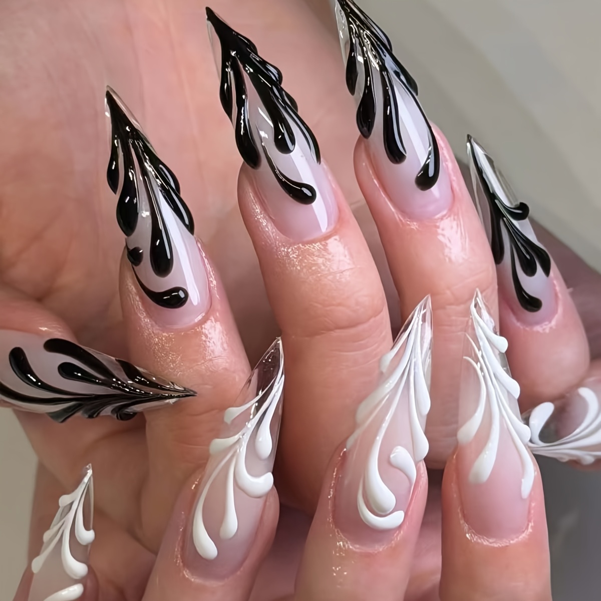 TEMU Lot de 24 faux ongles stiletto longs et à appliquer, style haut de gamme, avec une base nude pour un naturel et transparent. Une moitié présente