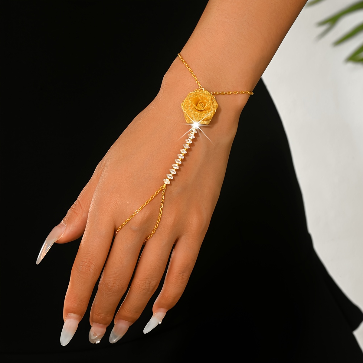 Women's Elegant Rose-Shaped Integrated Back-of-Hand Chain, Light Luxury Design