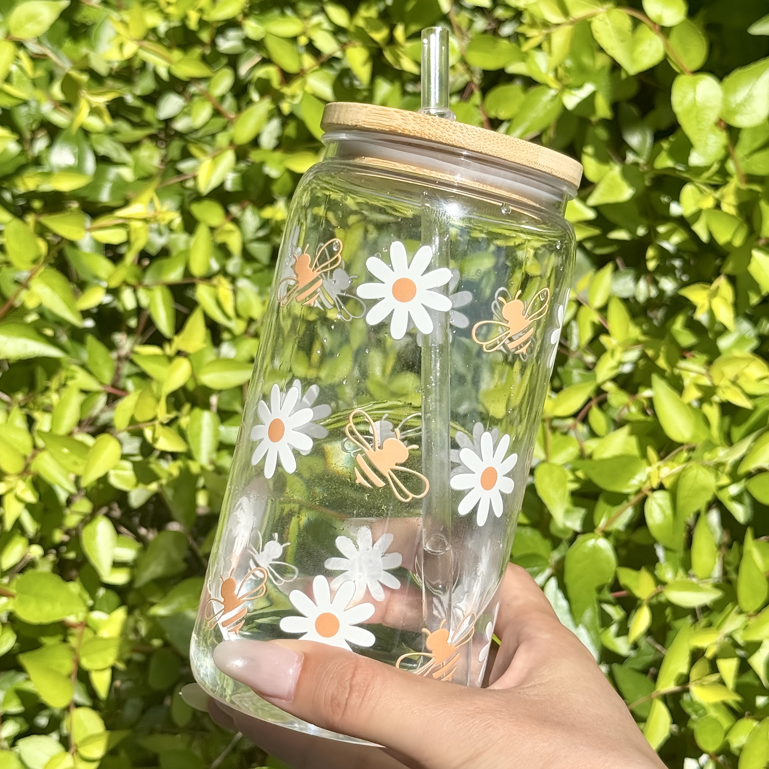 plastikbecher mit deckel und strohhalm