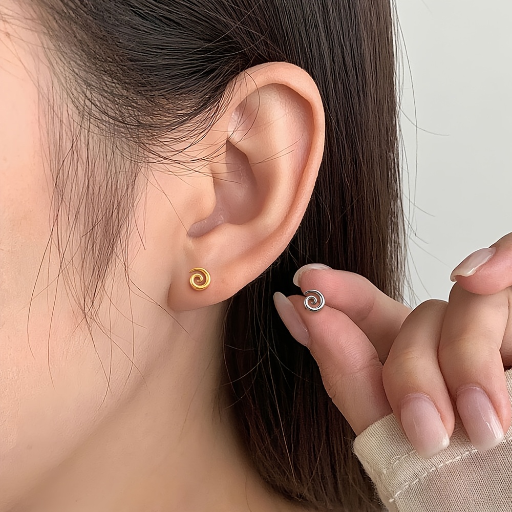 Women's 2D Flat Titanium Vortex Cartilage Tragus Earring