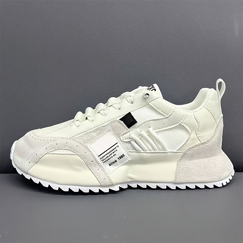 [Baskets] Chaussures de course sur route pour hommes disponibles en cinq couleurs, avec une coupe confortable et une augmentation de la hauteur visible. Ces chaussures de sport populaires conviennent à diverses occasions et à toutes les saisons, parfaites pour les activités de plein air et les entraînements.