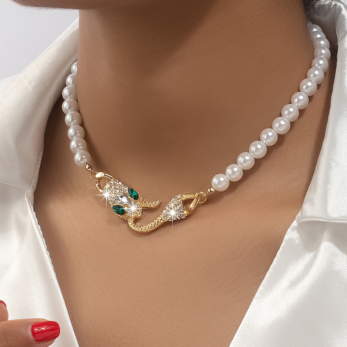 

A Stylish And Unique Necklace Featuring A And Snake , A Luxurious Vacation Party Or Banquet.