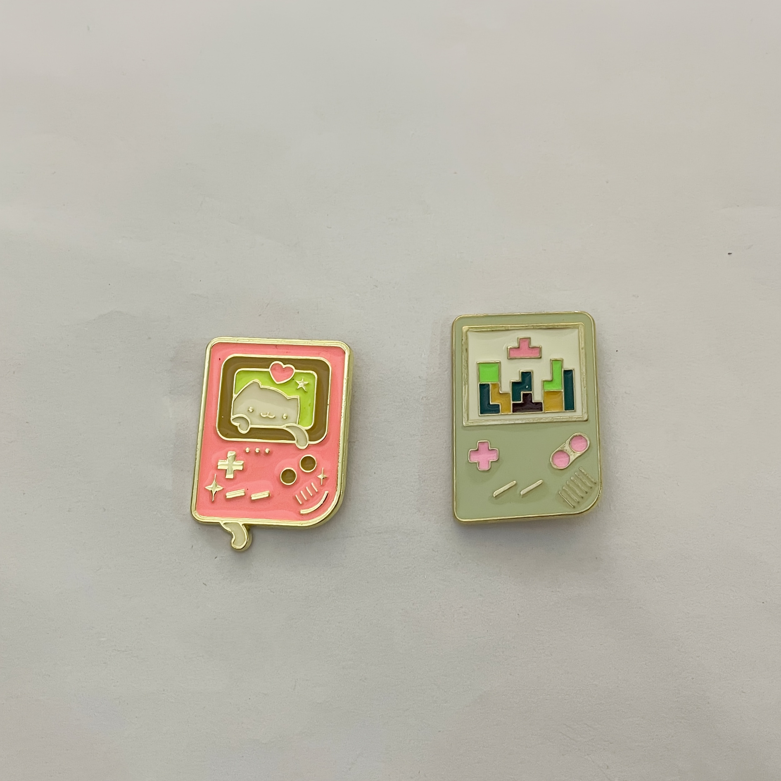 TEMU Lot de 2 épingles en émail console de jeu portable rétro, de couleur, badge décoratif tendance, ornements pour de veste et sac, cadeaux