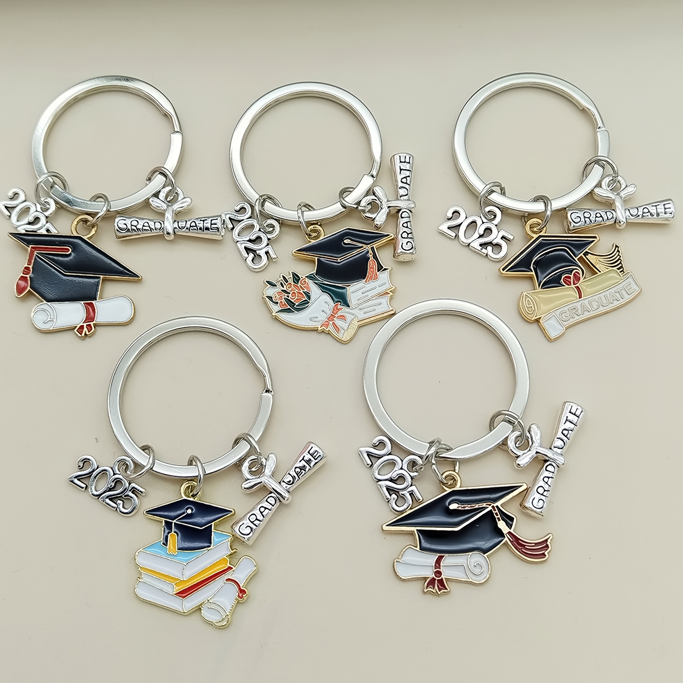 

5pcs 2025 Graduation Keychain For Gift Graduation Bachelor Hat Class Emblem Keychain For Backpack