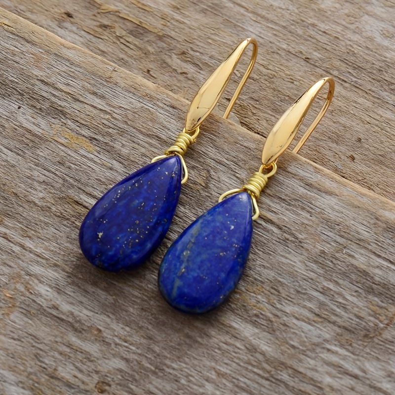 E-shop Ein Paar elegante, handgefertigte Ohrringe im Vintage-Boho-Stil mit -Wassertropfen-Anhängern für Damen.