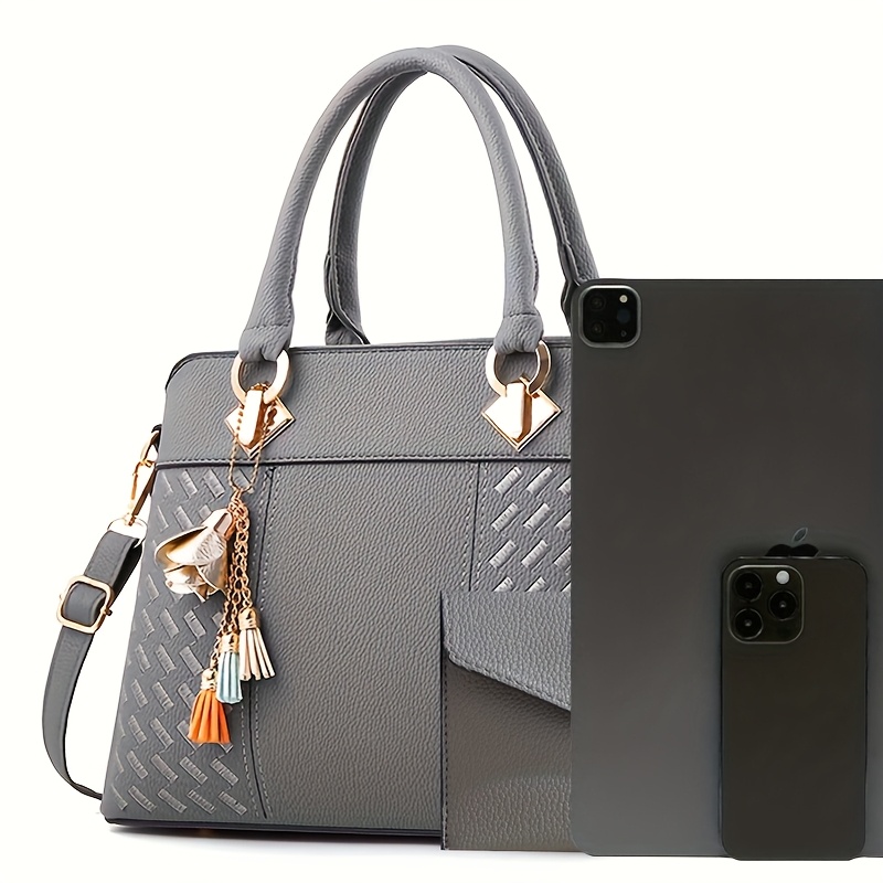 A New Stylish Shoulder Bag for Mom, Perfect for Family Gifts, Featuring a Trendy Crossbody Design with Letters, Ideal for Casual Outings.