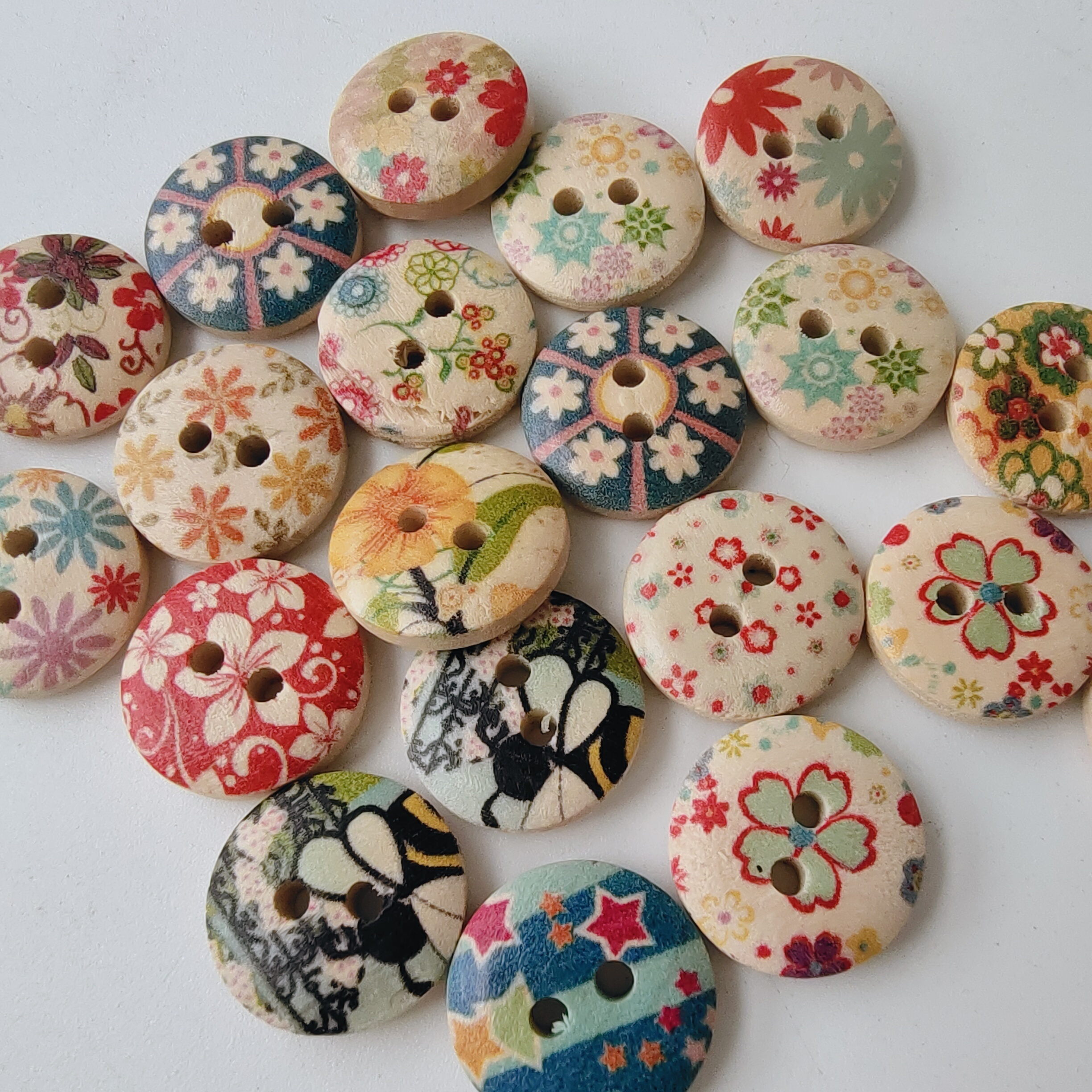 

Boutons en imprimés au trous - mélangées - Parfaits la et l'artisanat