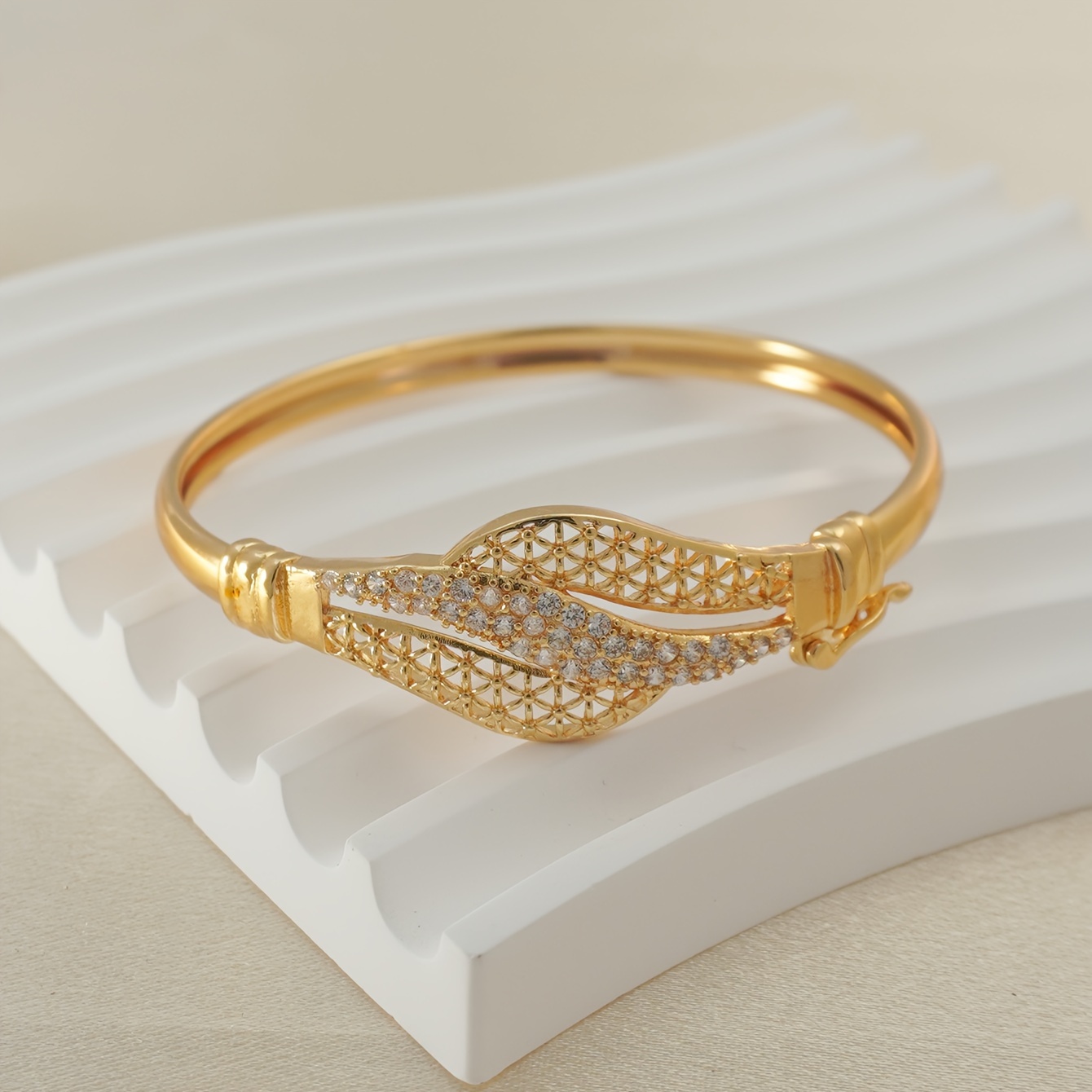 TEMU And Creative Peach And Leaf Bracelet For Autumn And Winter, Suitable For Daily Parties And Dances, Shining Luxury With An , For Teenager