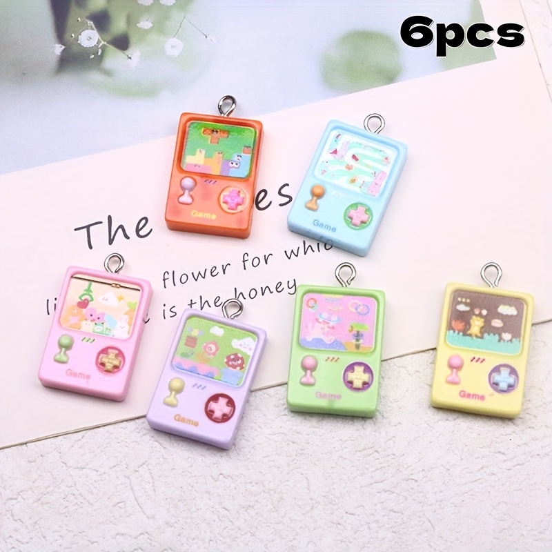 E-shop 6 Stück Mini Spiel Form Anhänger, Harzmaterial mit lustigen Designs, geeignet für Schmuck und Zubehör, Ohrringe, Halsketten, Handybänder und