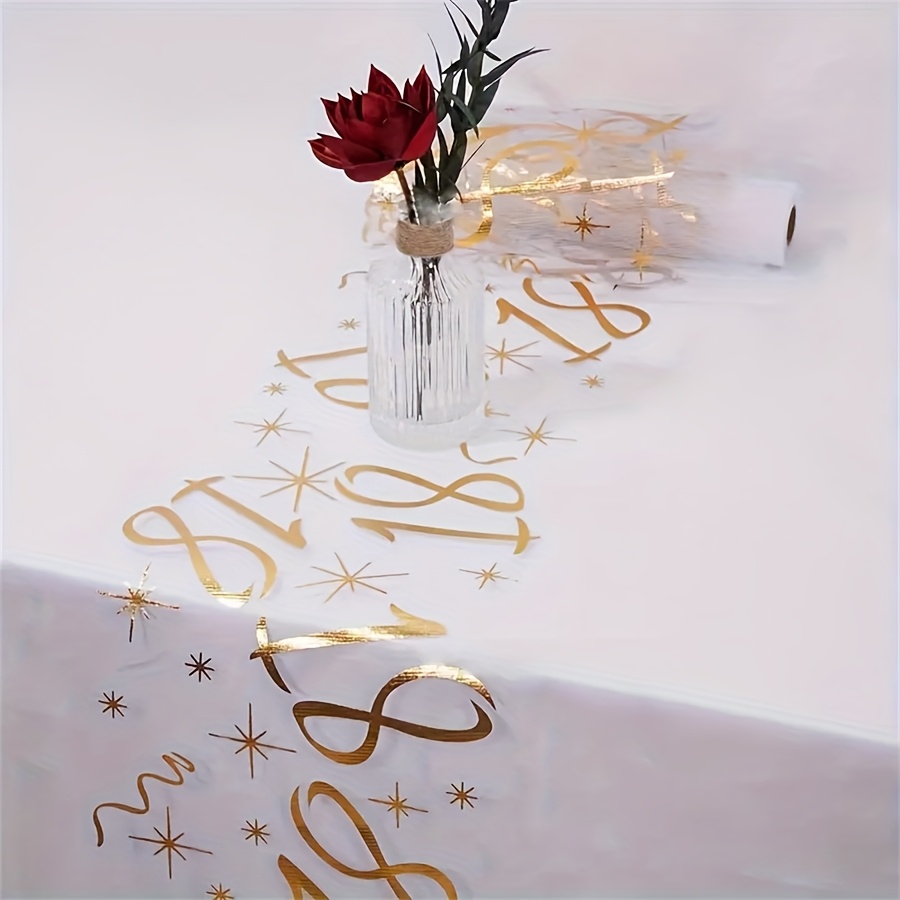 E-shop Ein eleganter goldenfarbener Tischläufer für ein 18. Geburtstag - eine weiße Polyester-Tischdecke mit goldenen Nahten und einem Design mit